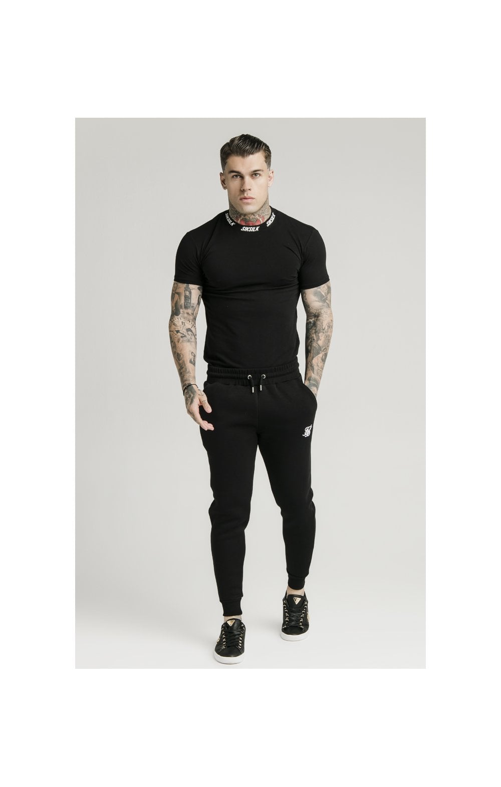 Schwarzer Essential Muscle Fit Jogger (1)