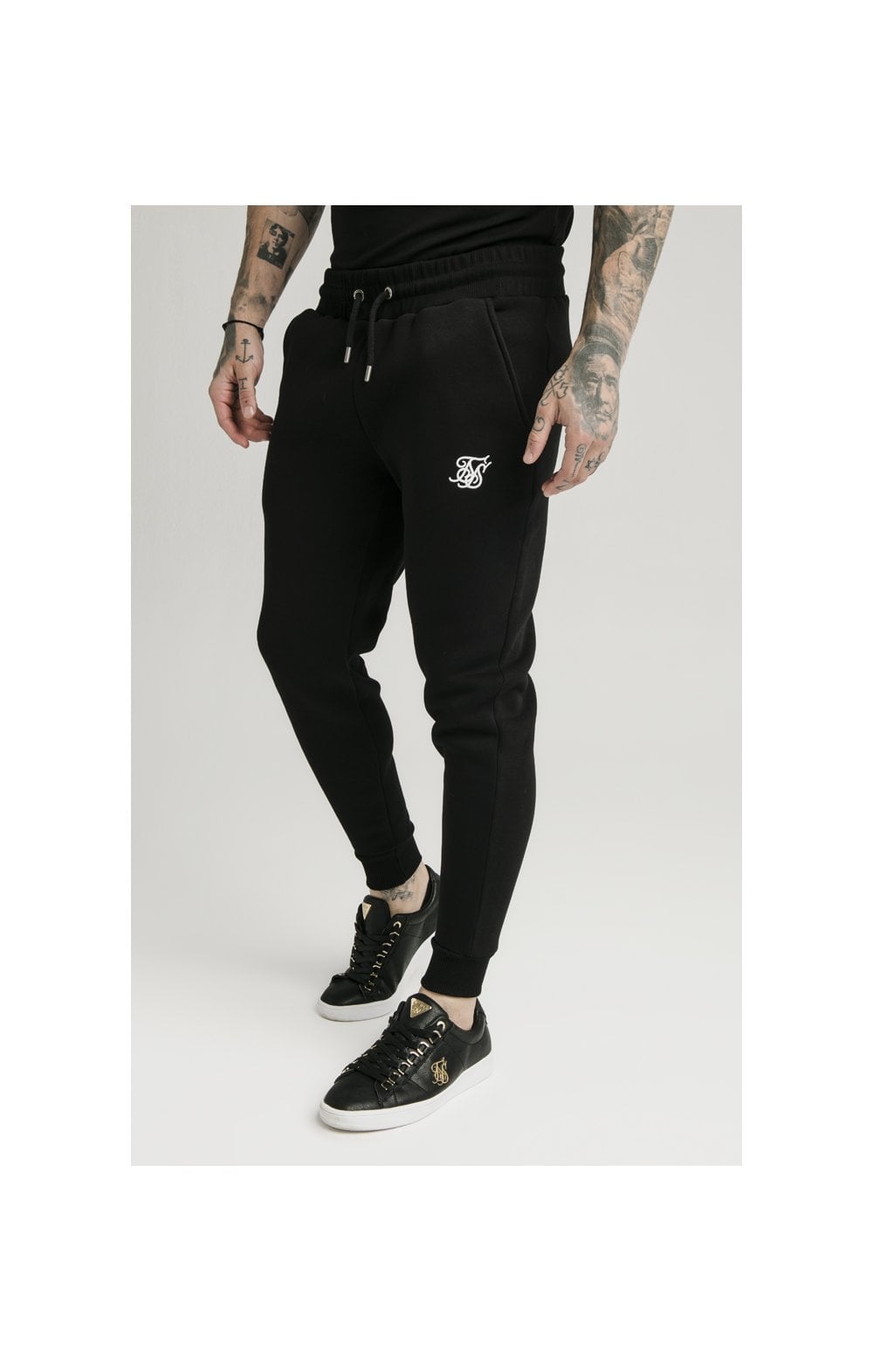 Schwarzer Essential Muscle Fit Jogger