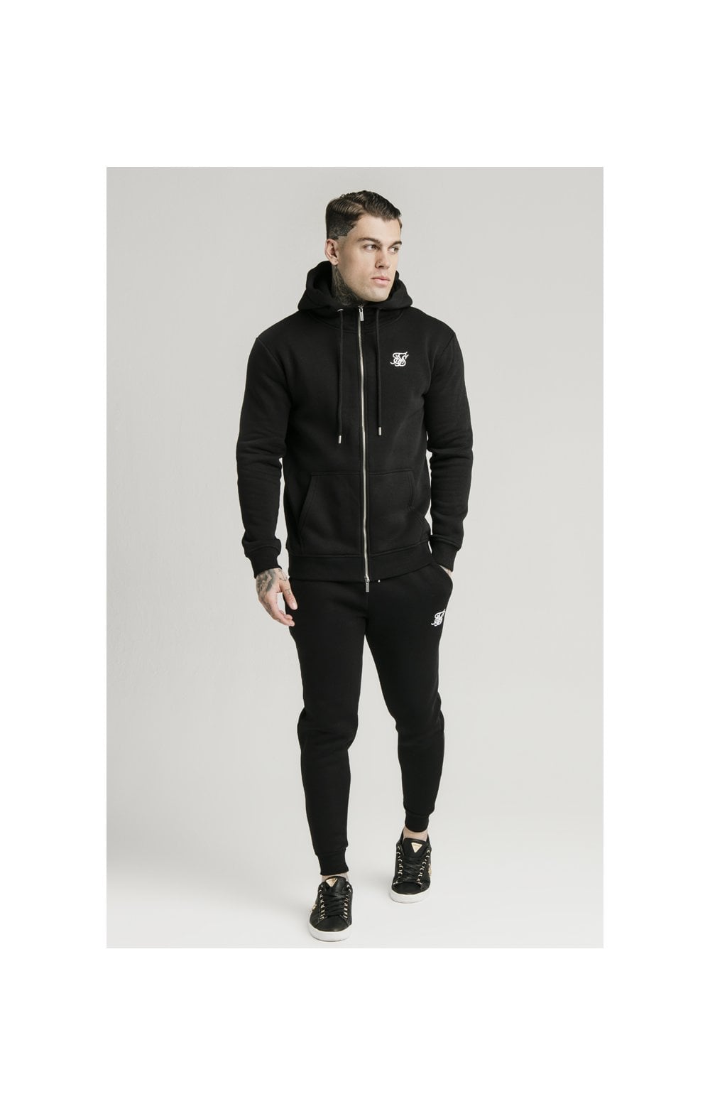 Schwarzer Essential Muscle Fit Jogger (6)