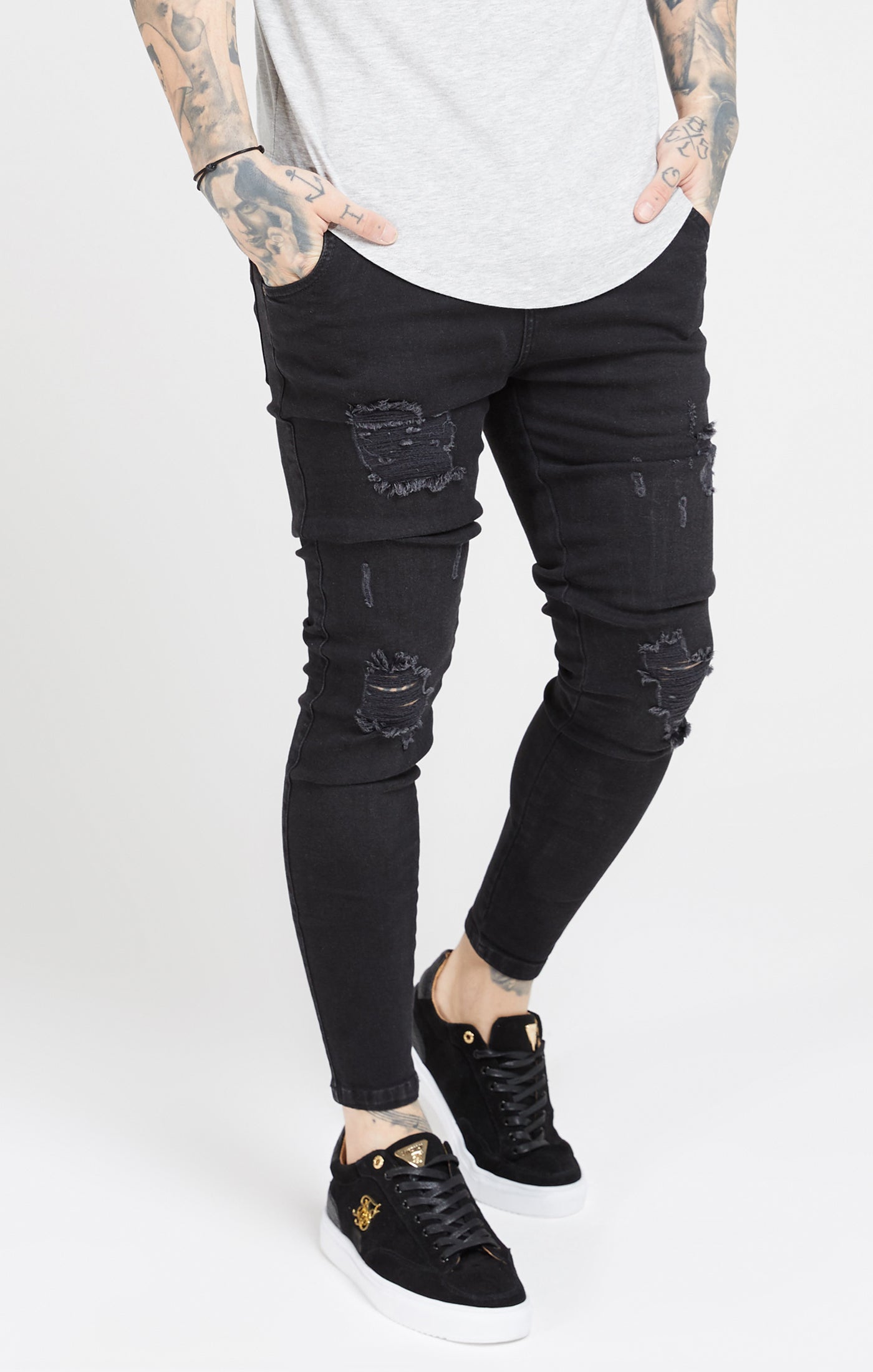 Schwarze Skinny Jeans in Distressed Optik (1)