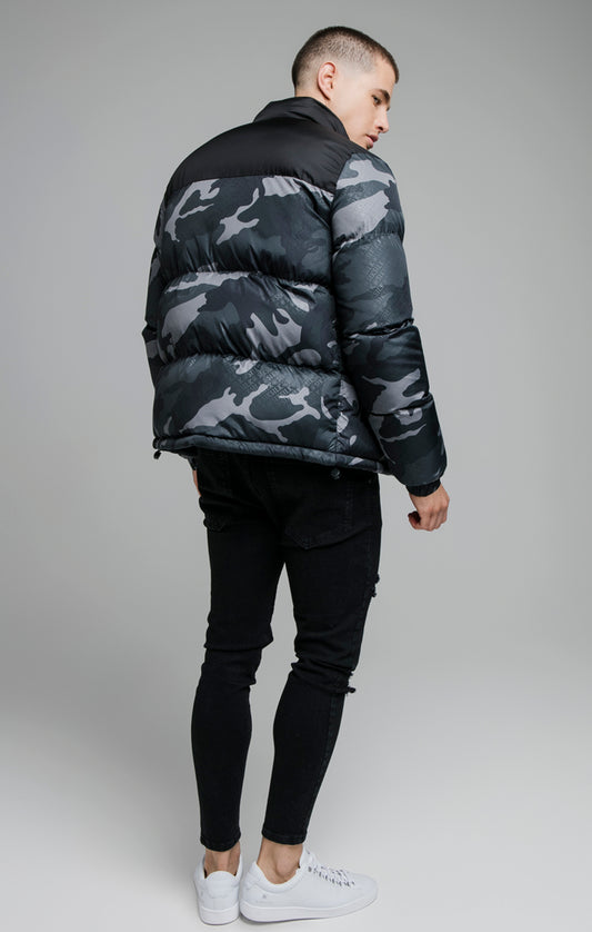 SikSilk Kurze Steppjacke mit Print – Schwarz mit Camouflage-Muster
