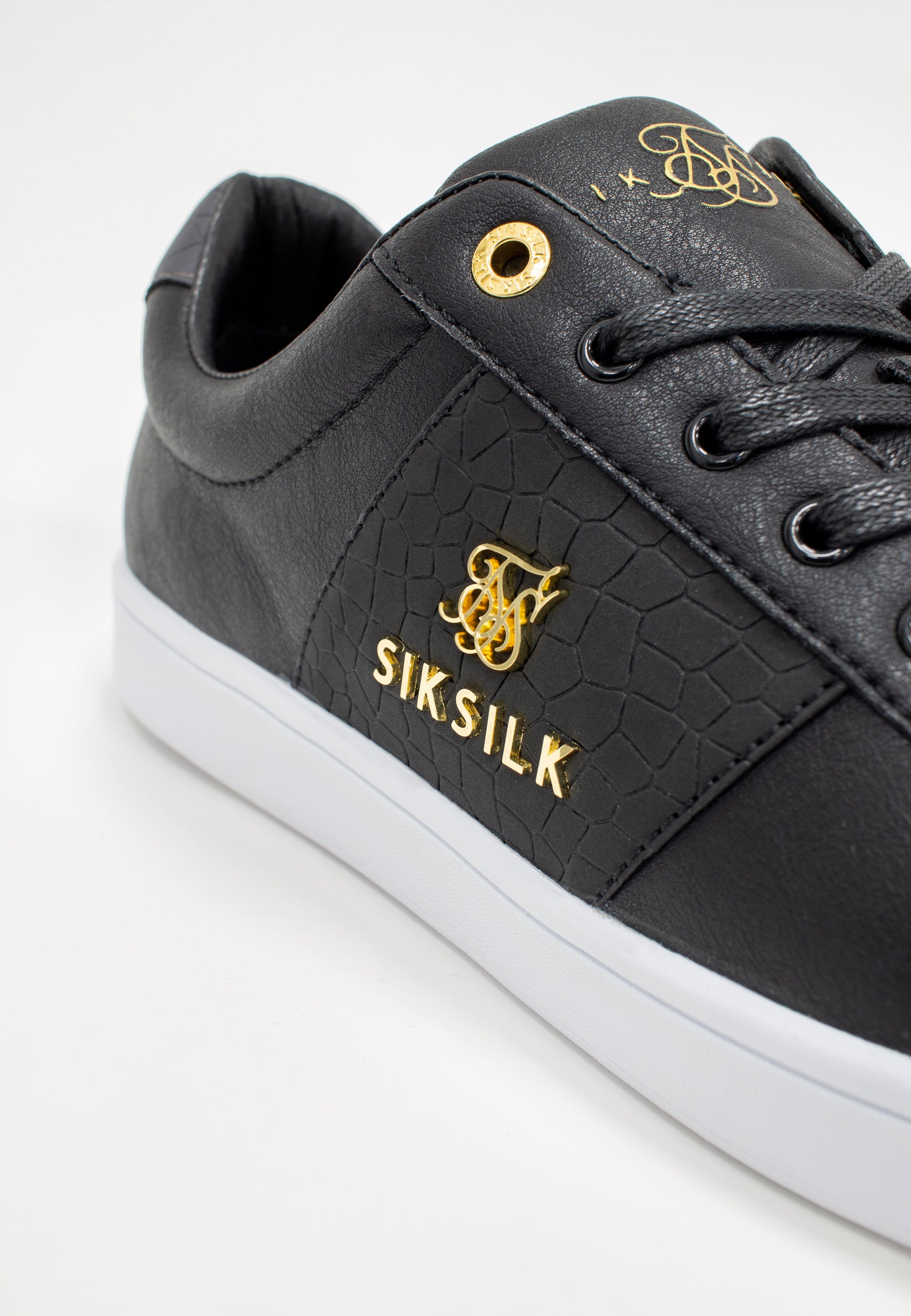 Black Low-Top Classic Trainer With Metal Logo (2)
