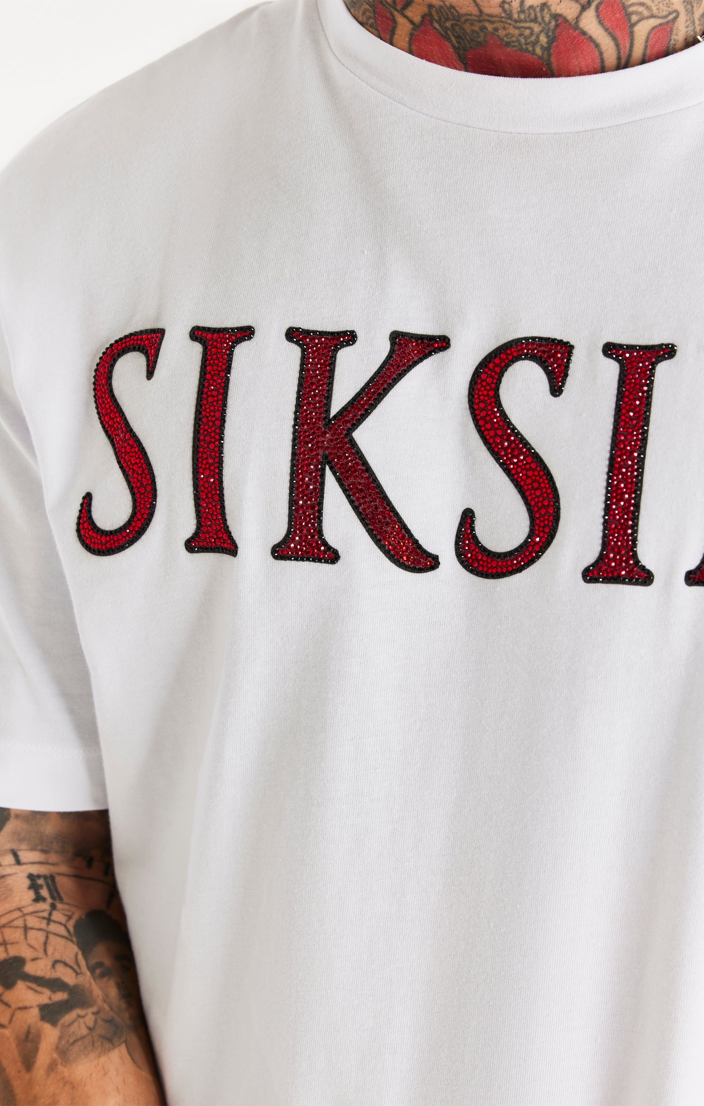 SikSilk T-Shirt mit Strassapplikation und geradem Saum – Weiß (1)