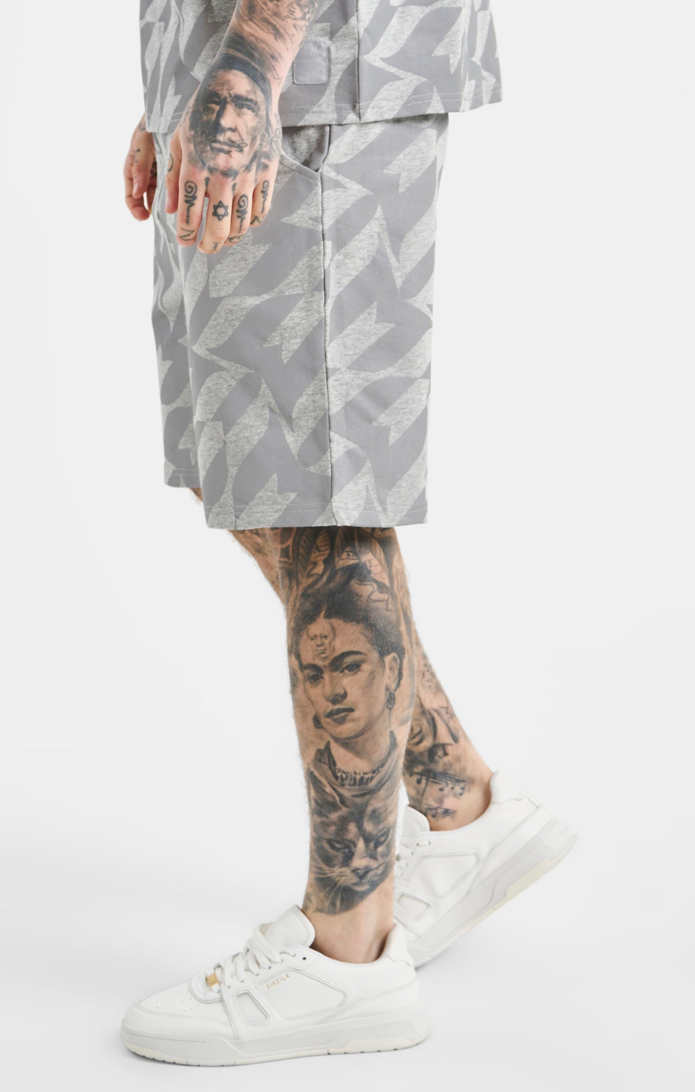 Messi x SikSilk Shorts mit Silbernem Druck Grau Meliert (1)