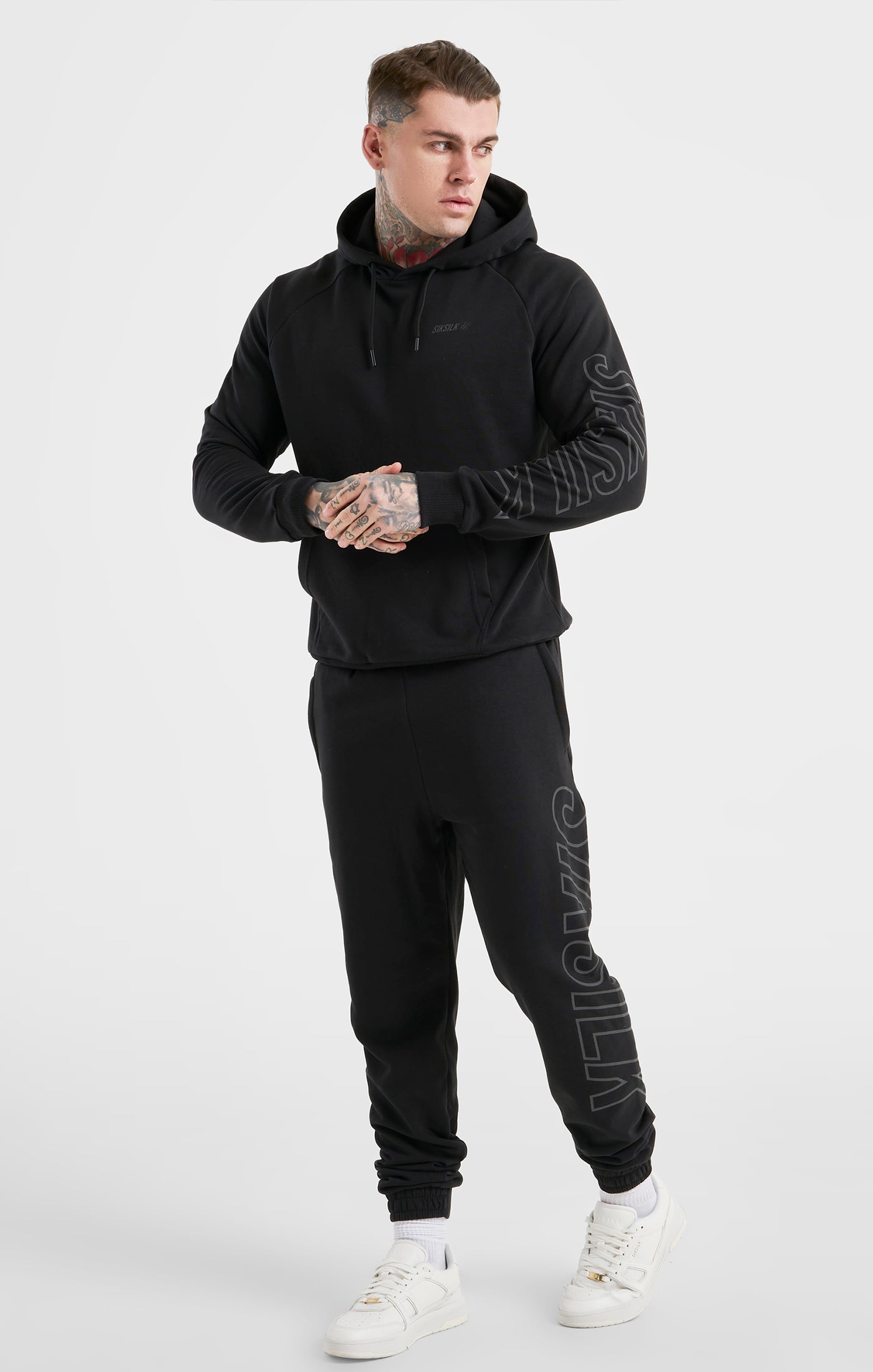 Schwarze Sporthose mit Entspannter Passform und Großem Branding (3)