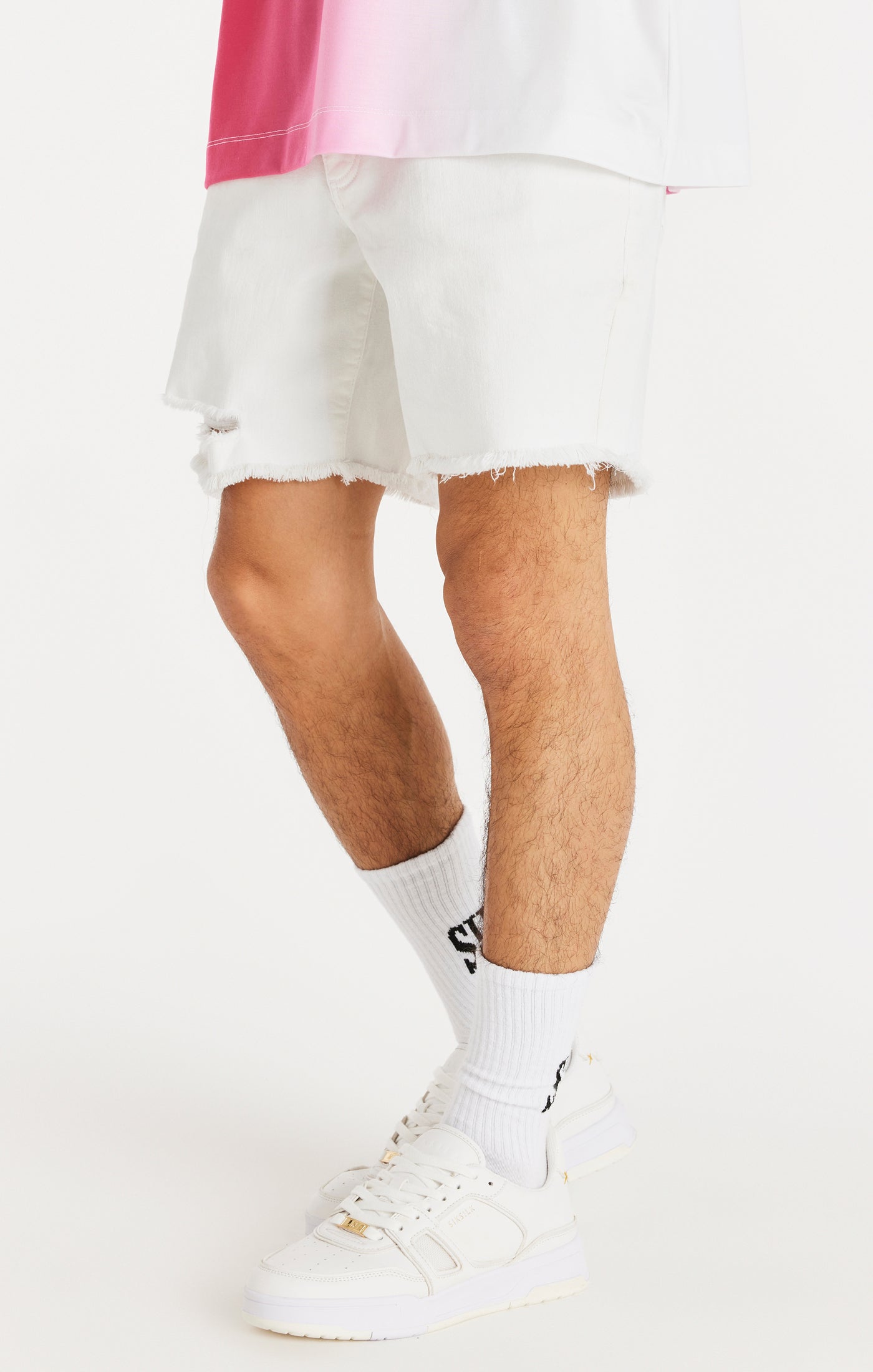 SikSilk Jeans-Shorts im Used-Look mit unbearbeitetem Saum - Weiß