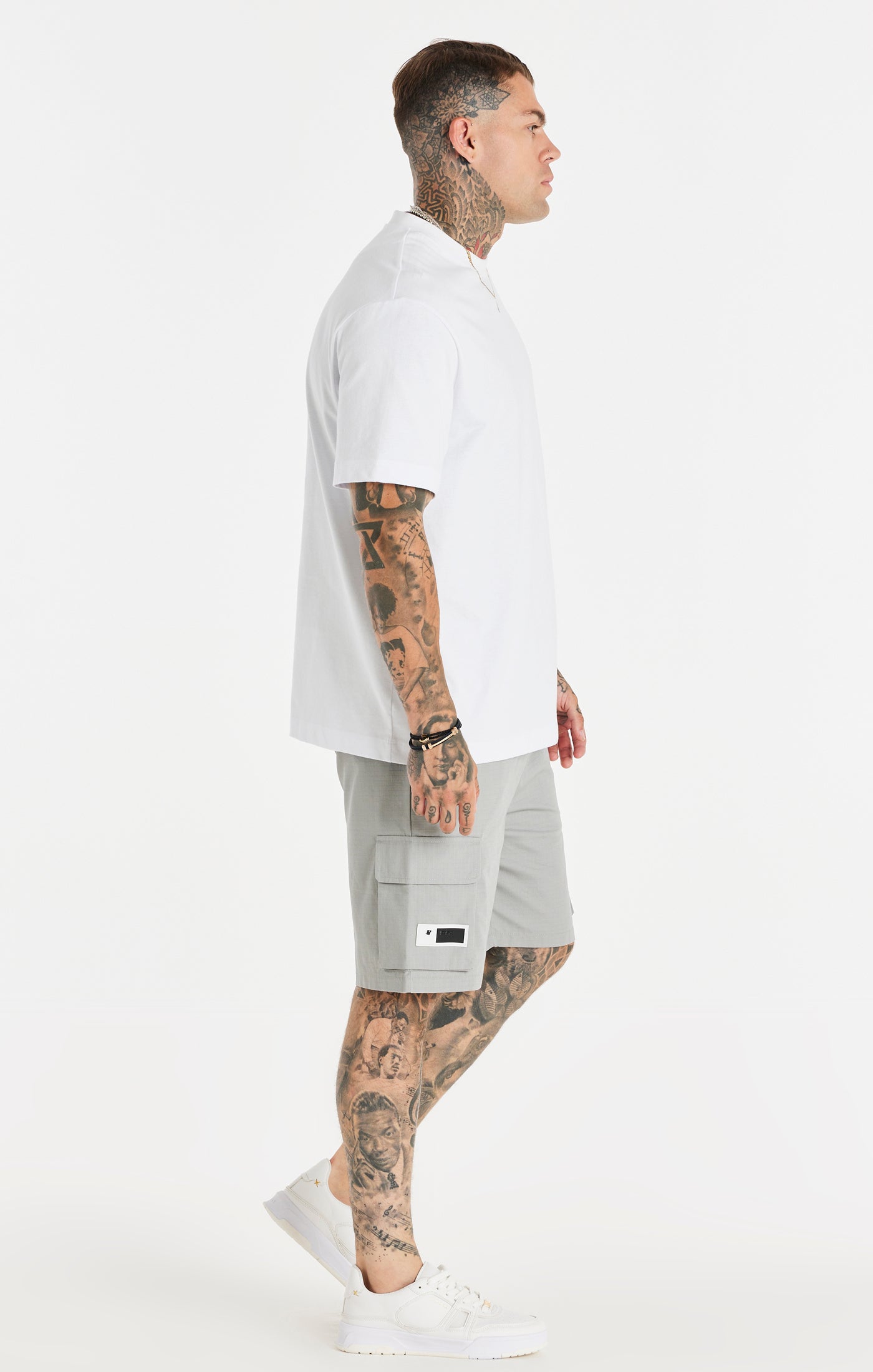 Weißes entspanntes T-Shirt mit Kettenaufdruck (3)