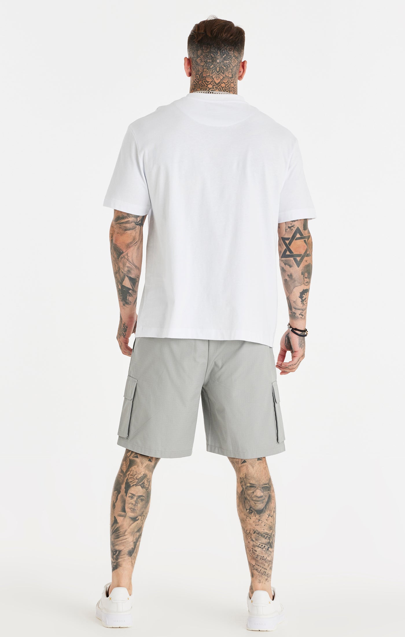 Weißes entspanntes T-Shirt mit Kettenaufdruck (4)