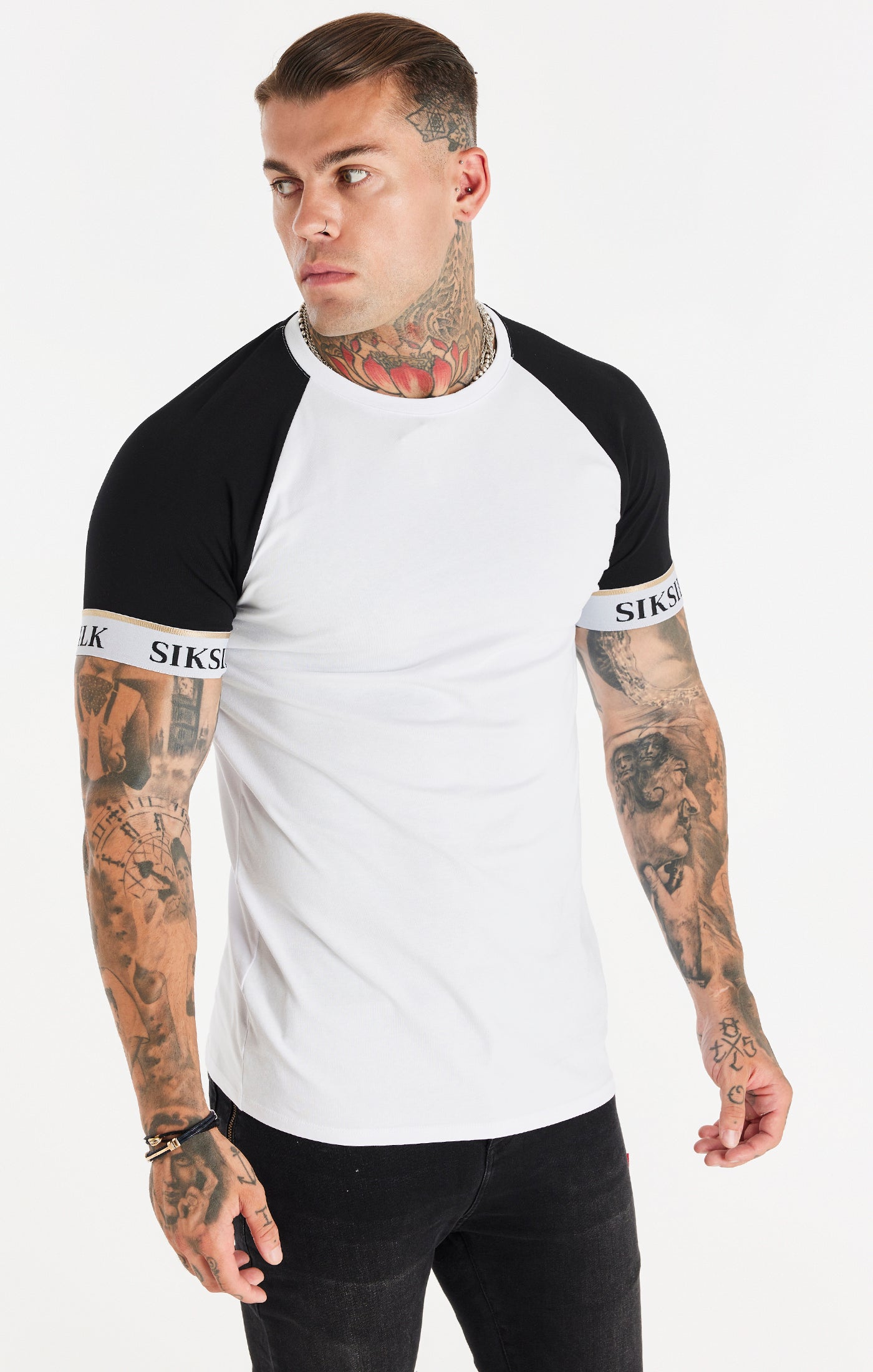 SikSilk Funktions-T-Shirt mit Raglanärmeln mit Satinband – Weiß &amp; Schwarz