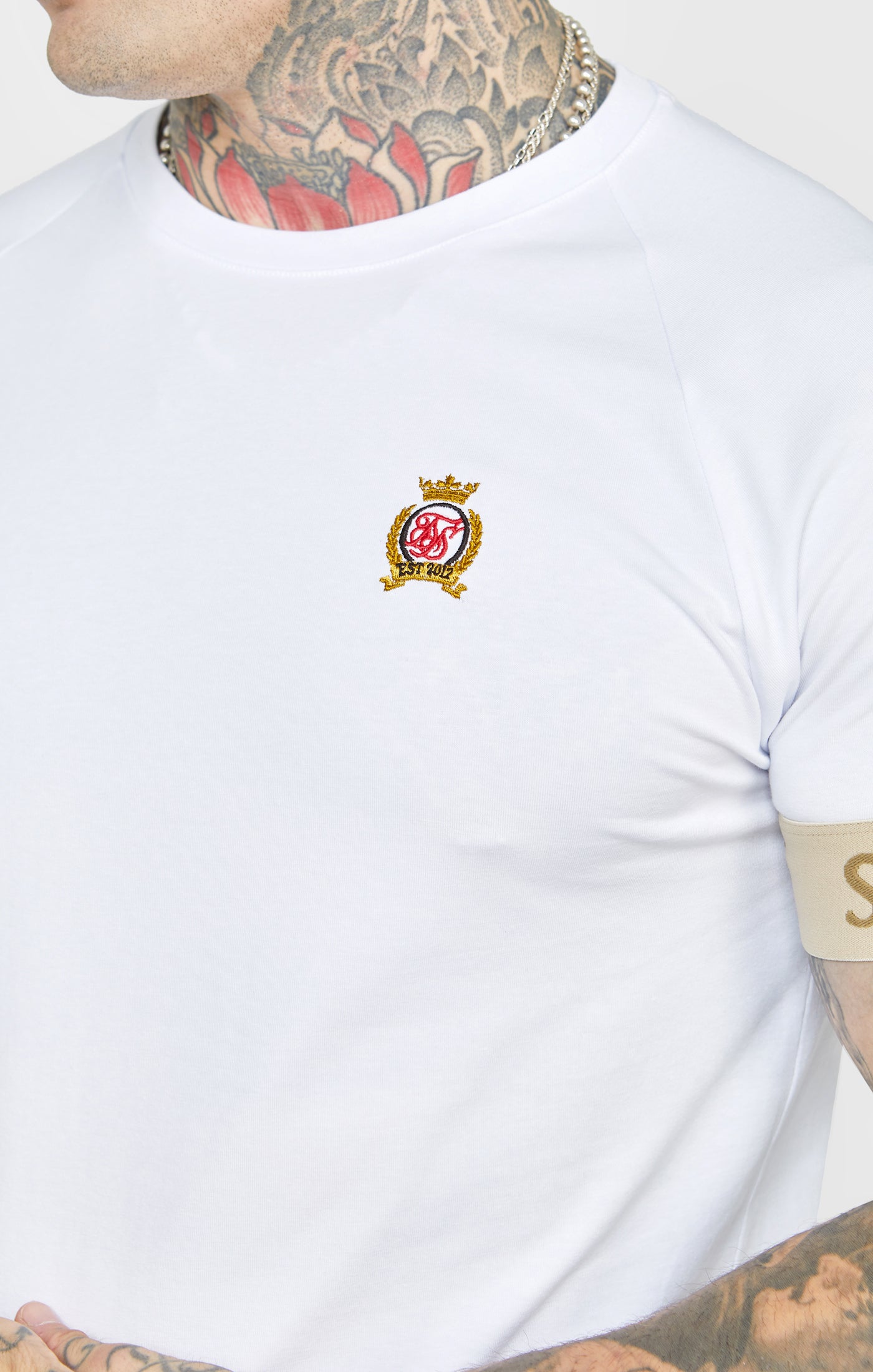 Weißes Crest T-Shirt mit elastischem Bündchen (1)
