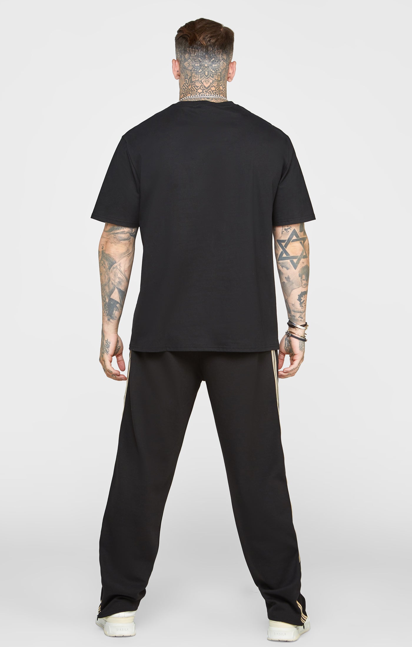 Schwarzes Oversized T-Shirt mit Ketten (4)