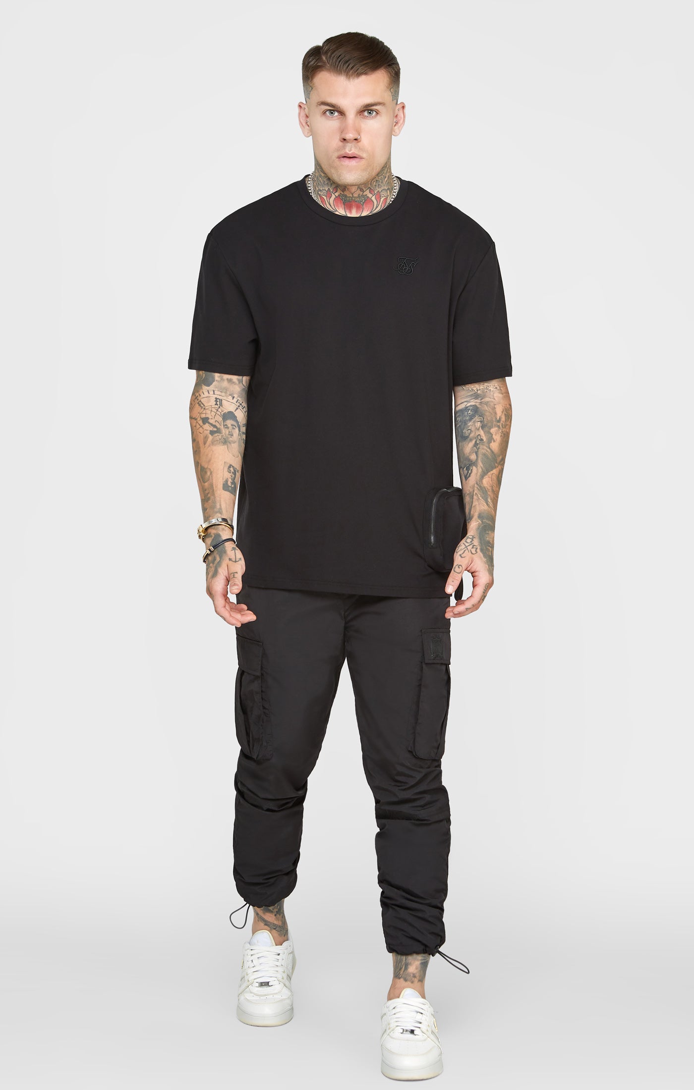 Schwarzes Taschen T-Shirt in Oversized Passform (2)