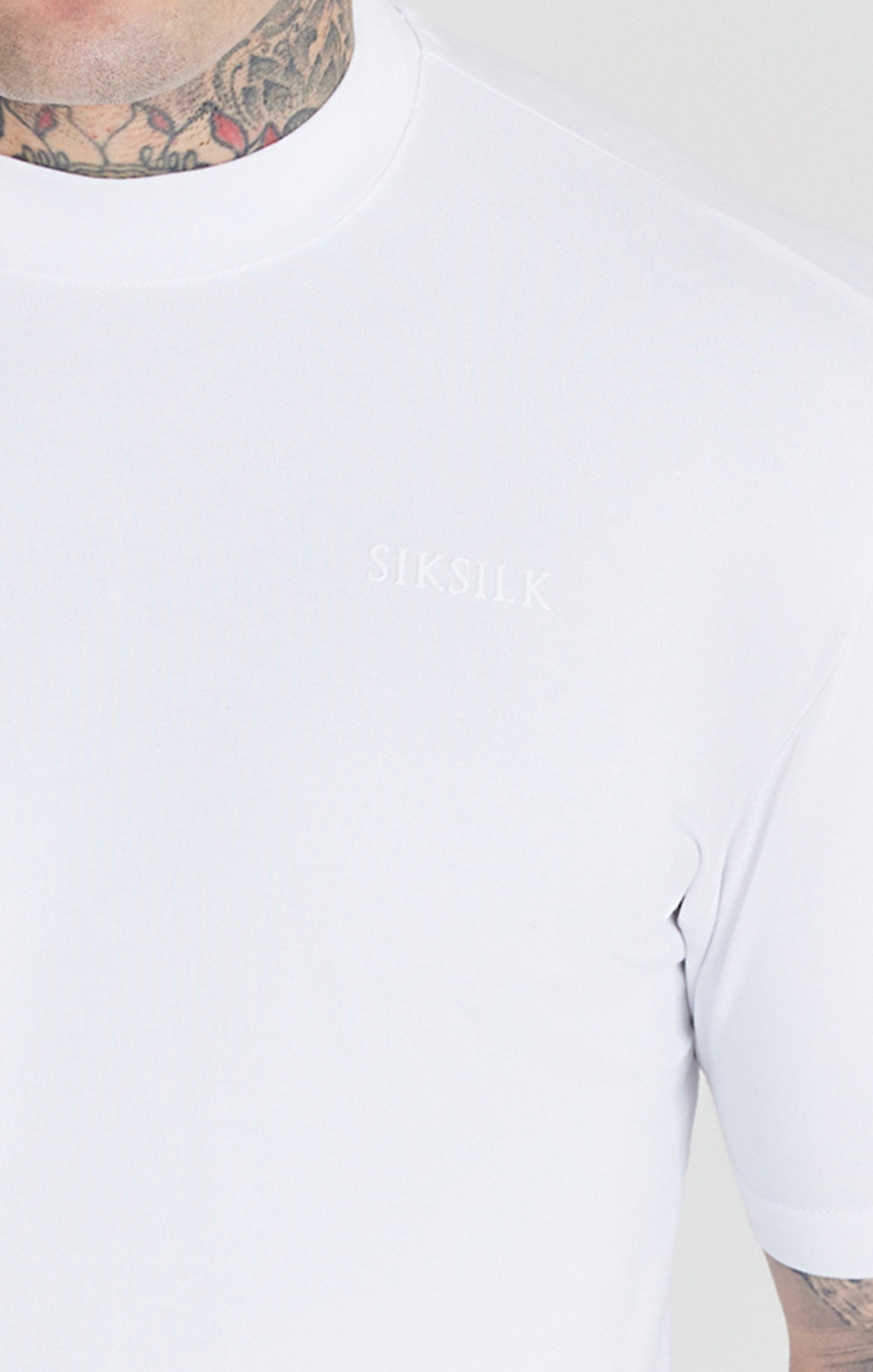 SikSilk Foundation T-Shirt mit hohem Ausschnitt – Weiß (1)