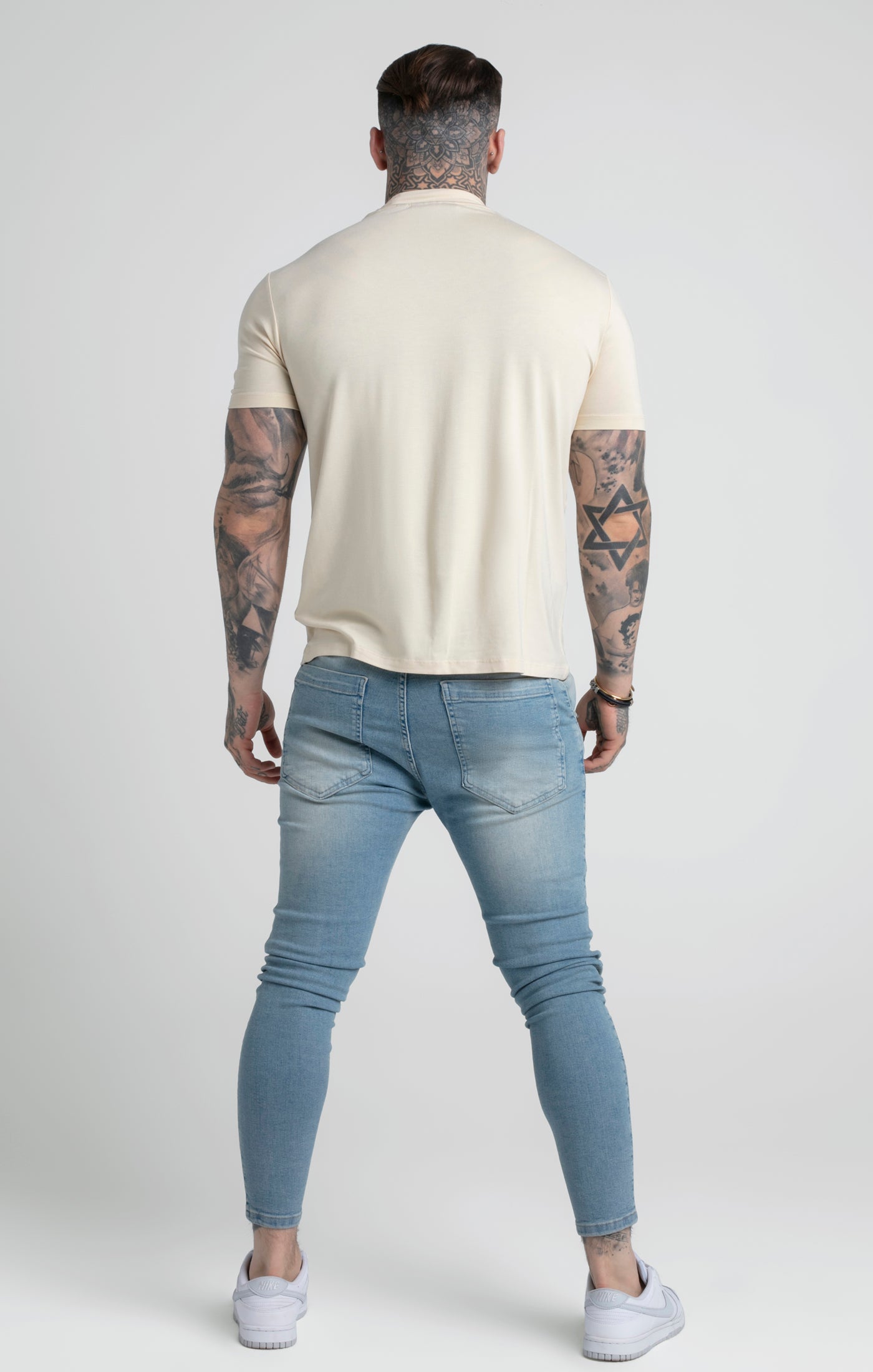 Beigefarbenes T-Shirt mit hohem Kragen (4)