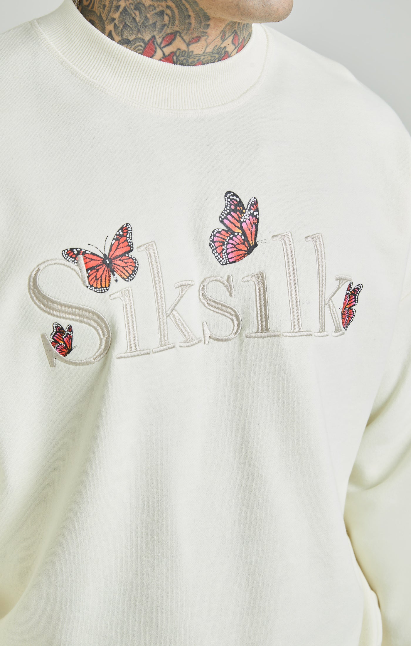 Ecrufarben gewaschenes Sweatshirt mit Schmetterlingsmotiv (2)