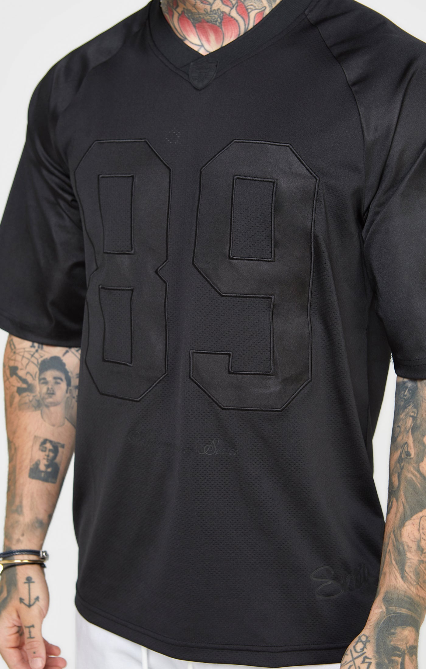 Schwarzes T-Shirt mit kurzen Ärmeln und Übergröße (1)
