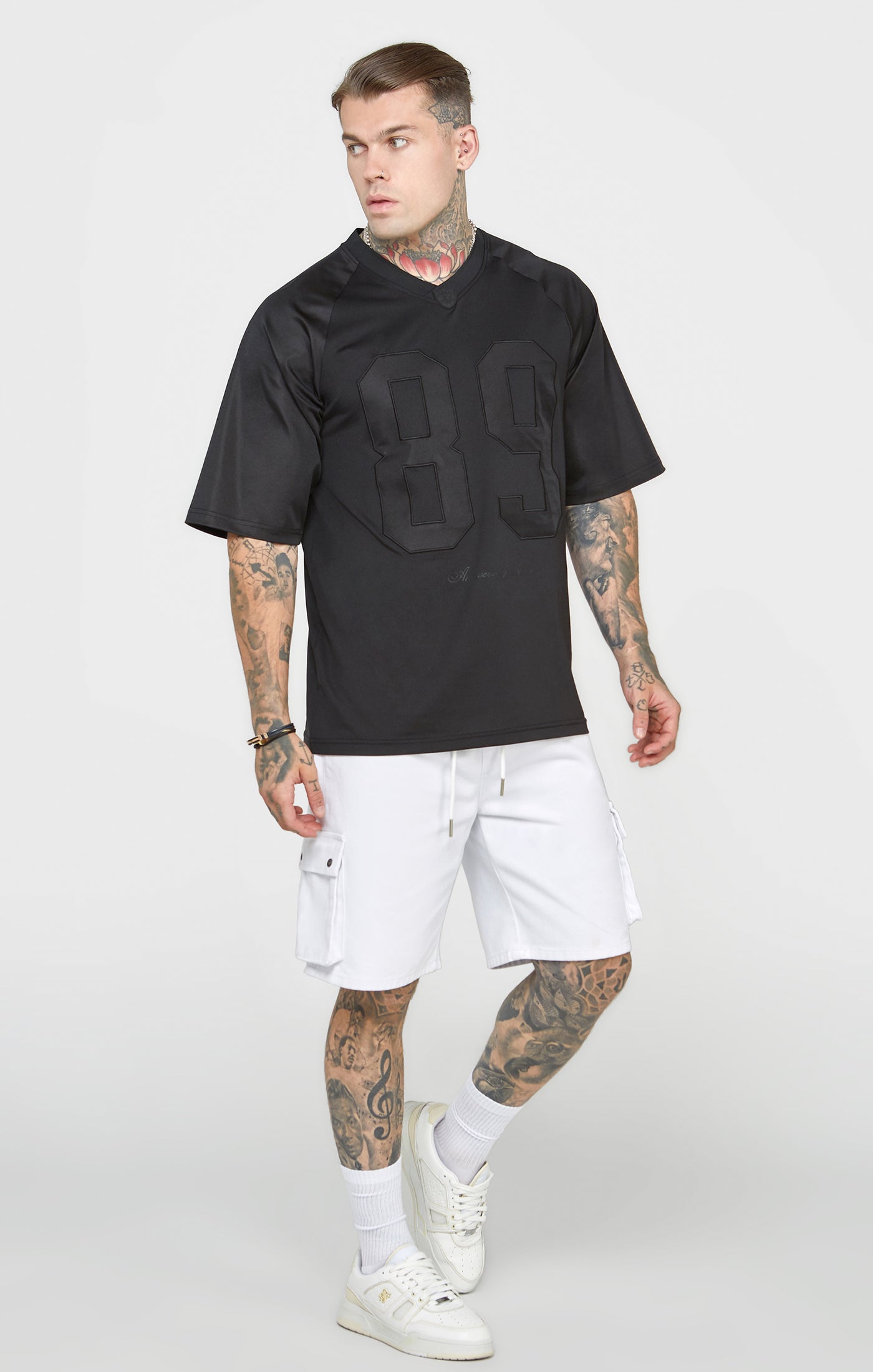 Schwarzes T-Shirt mit kurzen Ärmeln und Übergröße (3)