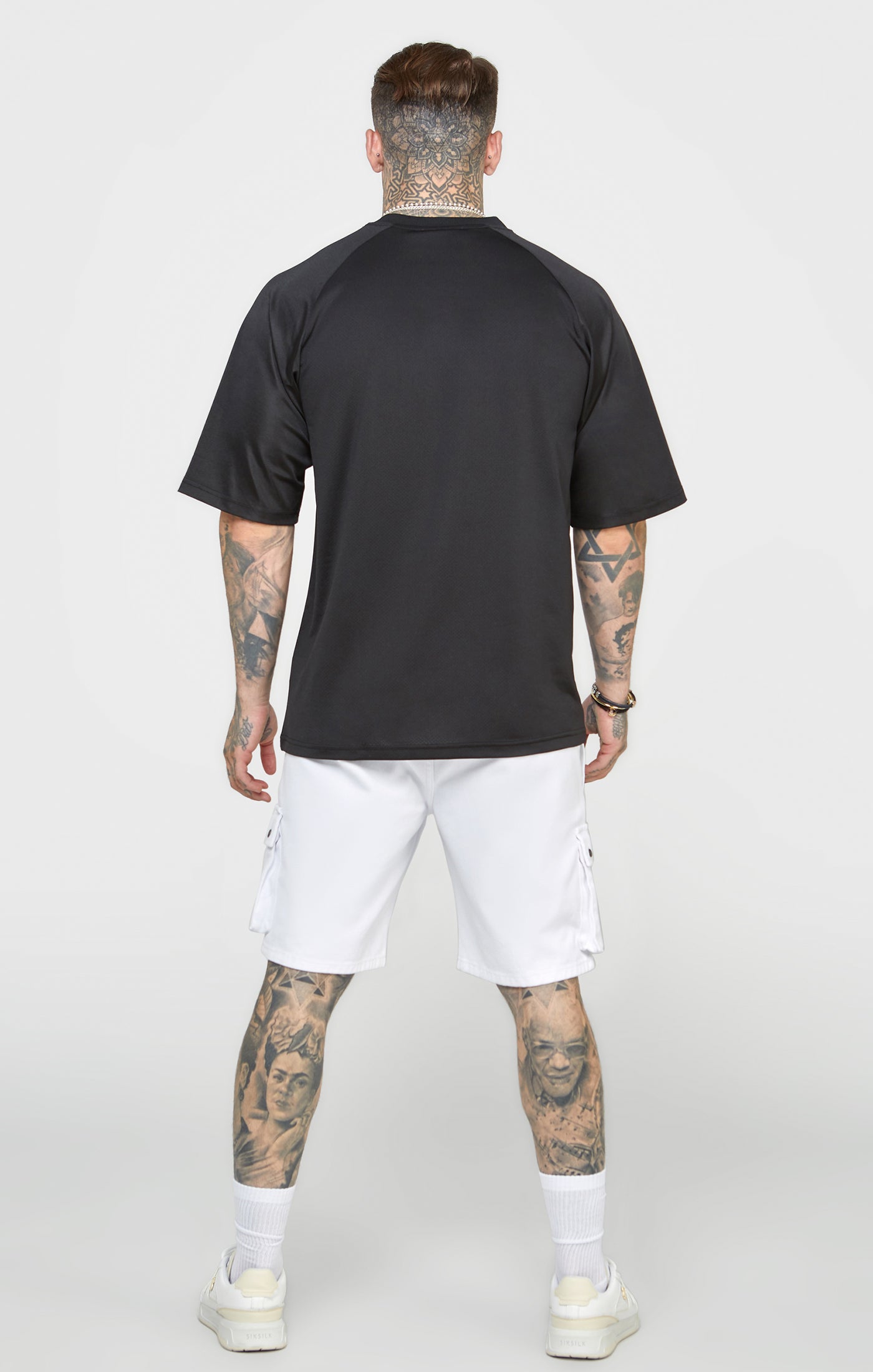 Schwarzes T-Shirt mit kurzen Ärmeln und Übergröße (4)
