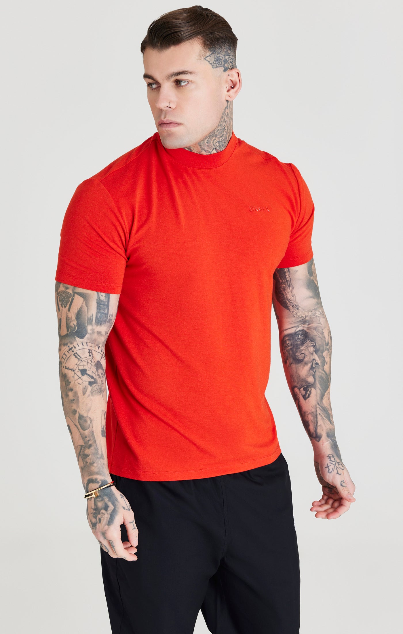 Rotes T-Shirt mit hohem Halsausschnitt aus Viskose im Muscle Fit (5)