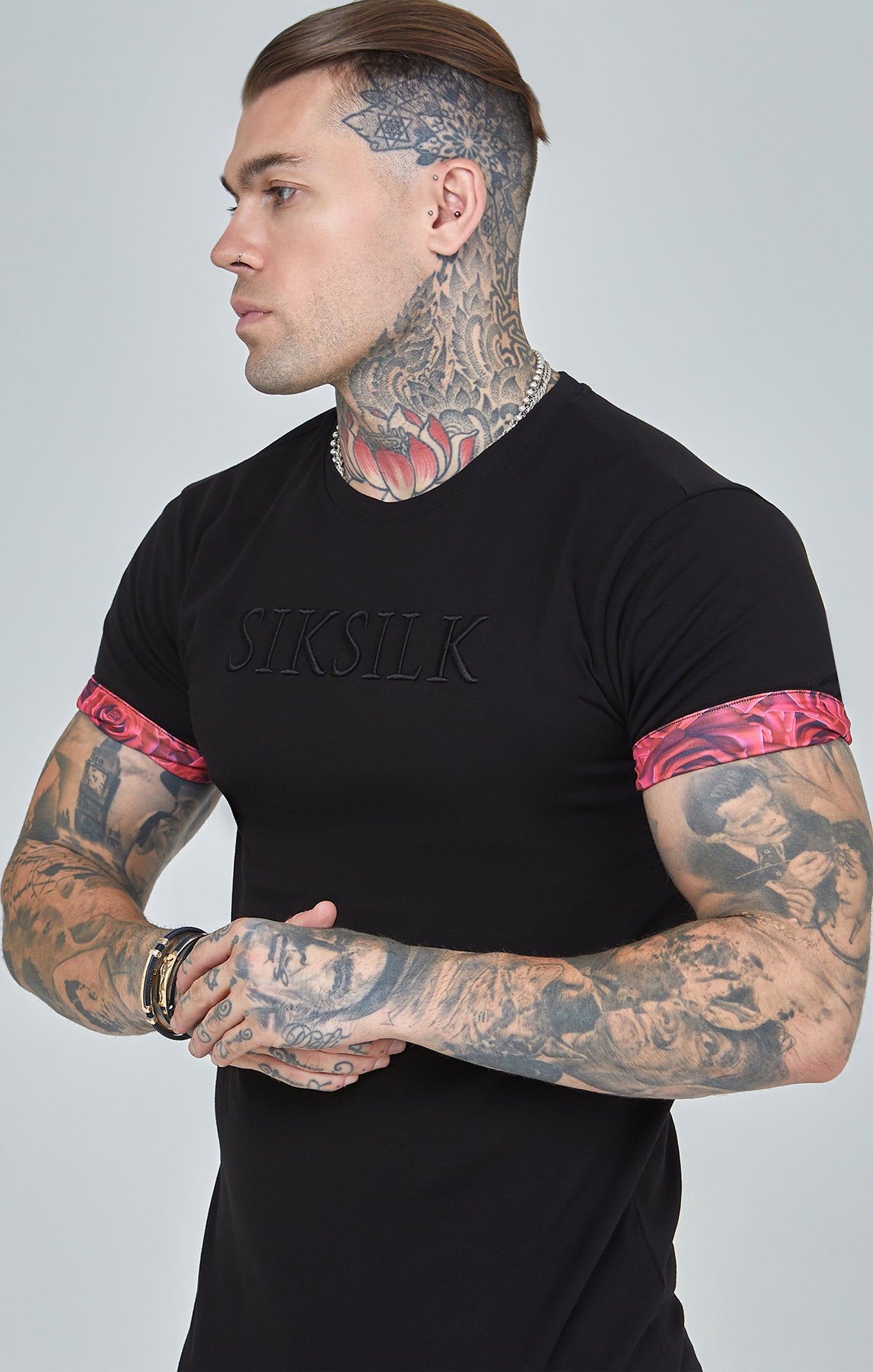 Schwarzes T Shirt mit Rollärmeln und Rosendruck