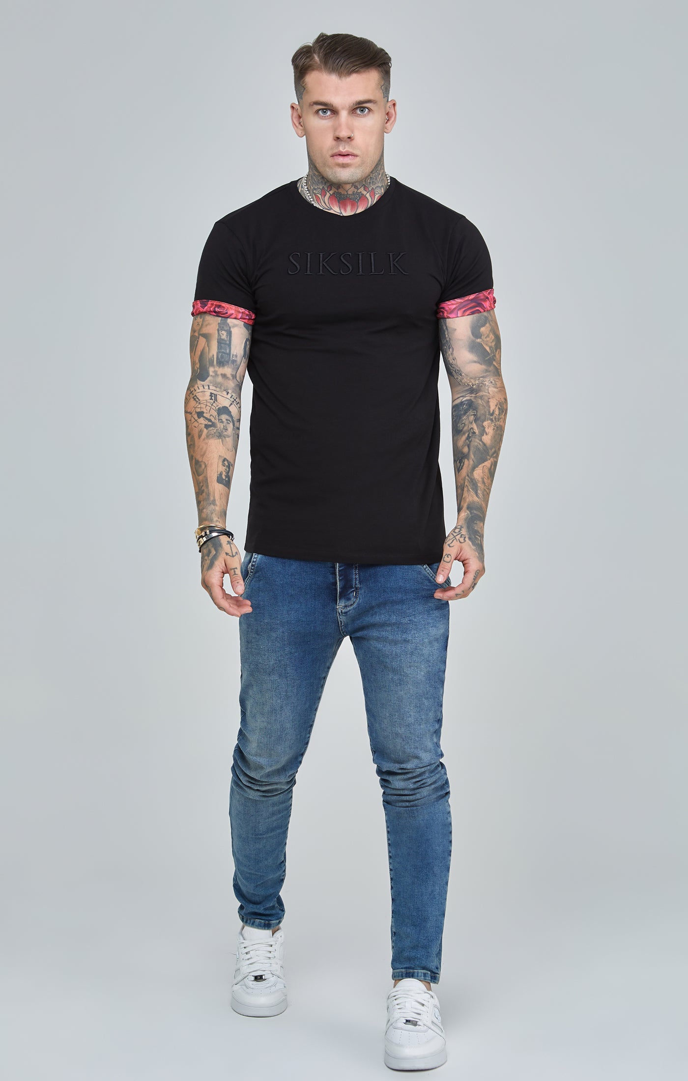 Schwarzes T Shirt mit Rollärmeln und Rosendruck (1)