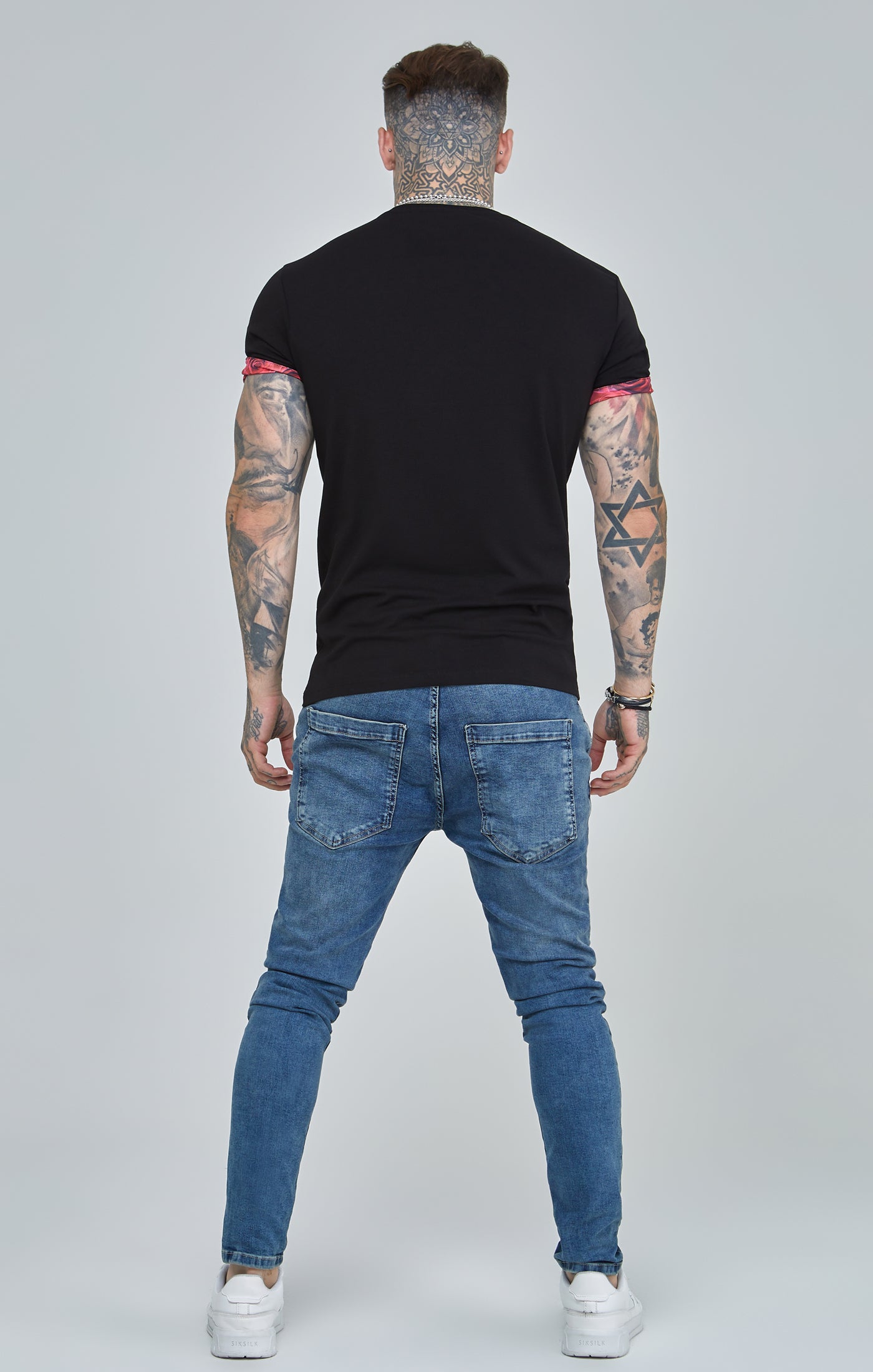 Schwarzes T Shirt mit Rollärmeln und Rosendruck (4)