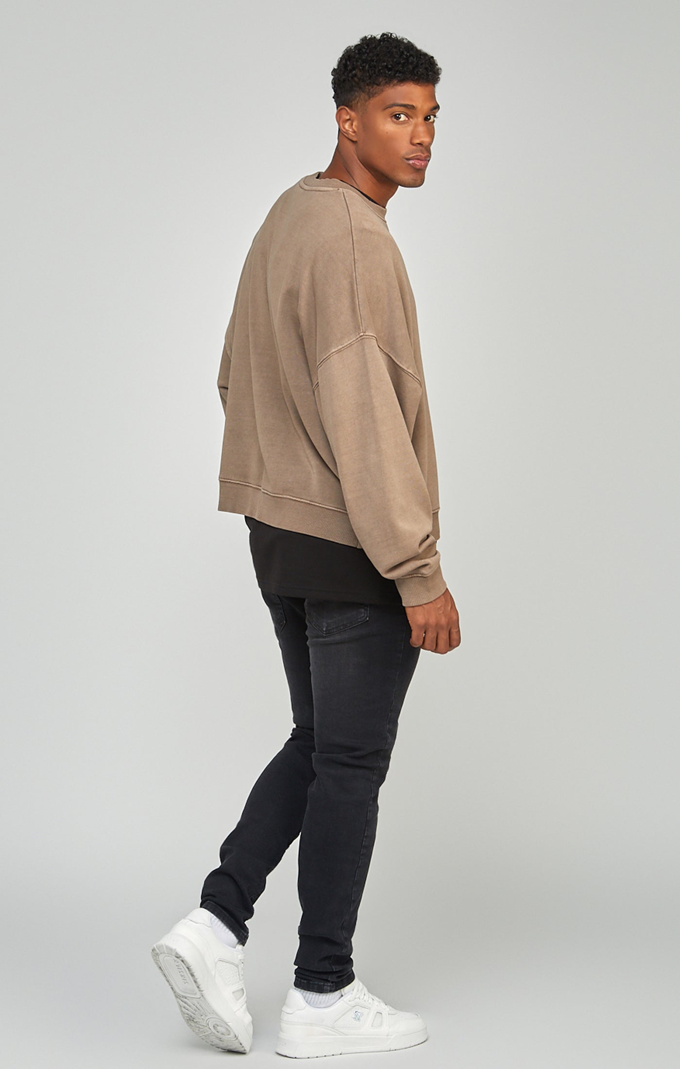 Braunes stückgefärbtes Sweatshirt mit Boxy-Passform (3)