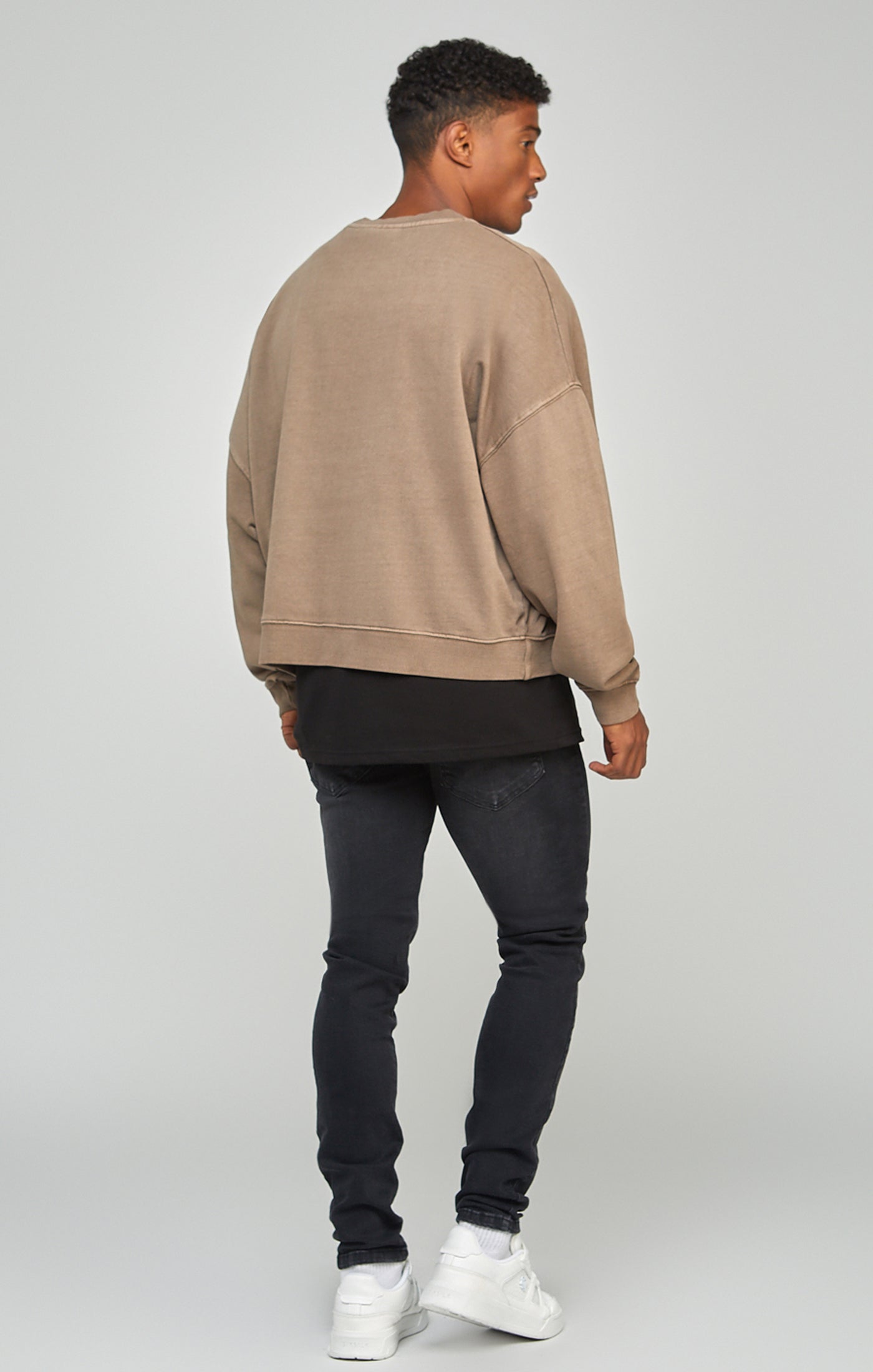 Braunes stückgefärbtes Sweatshirt mit Boxy-Passform (4)