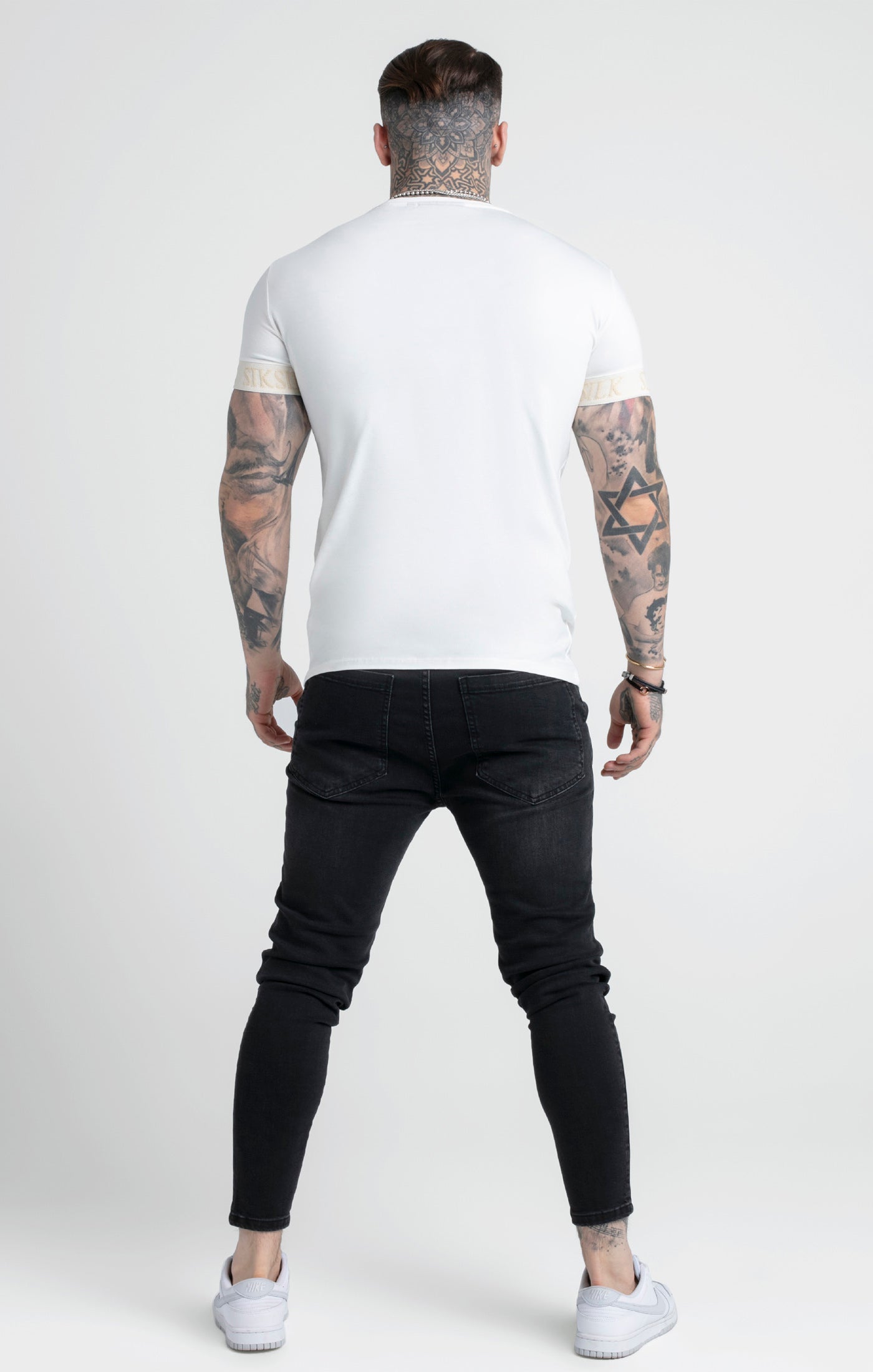 Ockerfarbenes T-Shirt mit elastischem Bündchen (4)