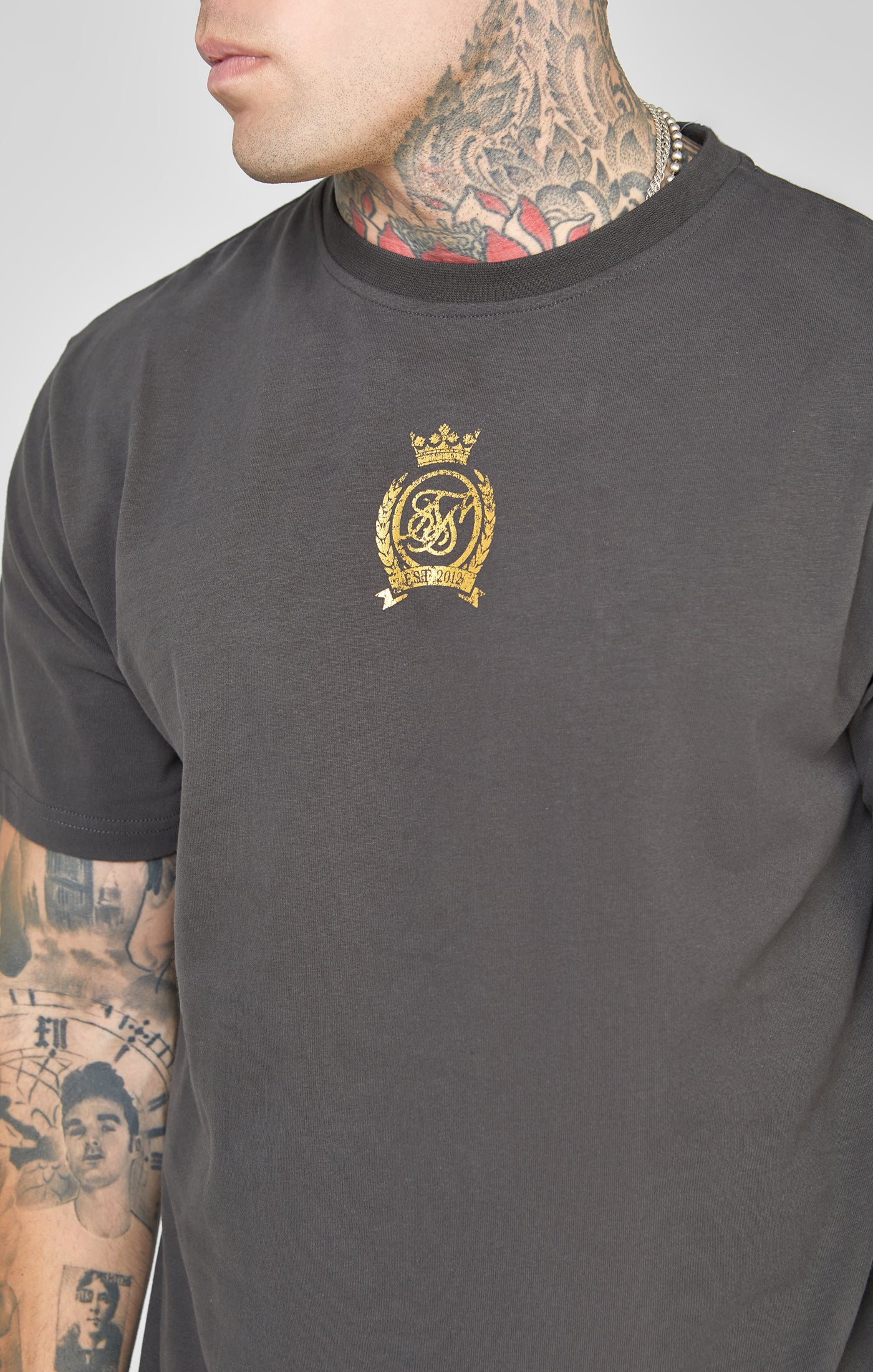Schwarzes T-Shirt mit Logo (1)