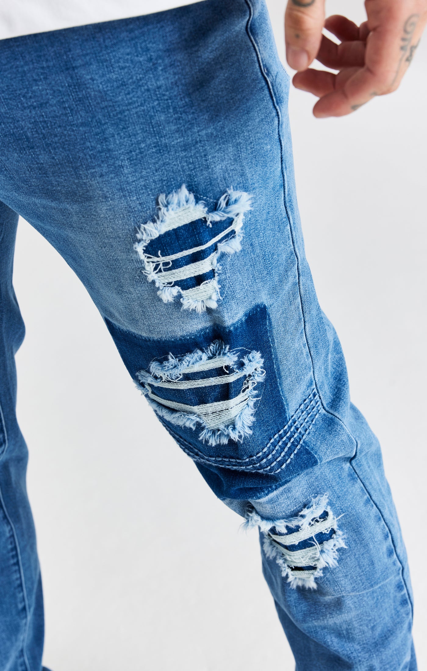 Blaue Schmal Geschnittene Denim Jeans in Distressed Optik (5)