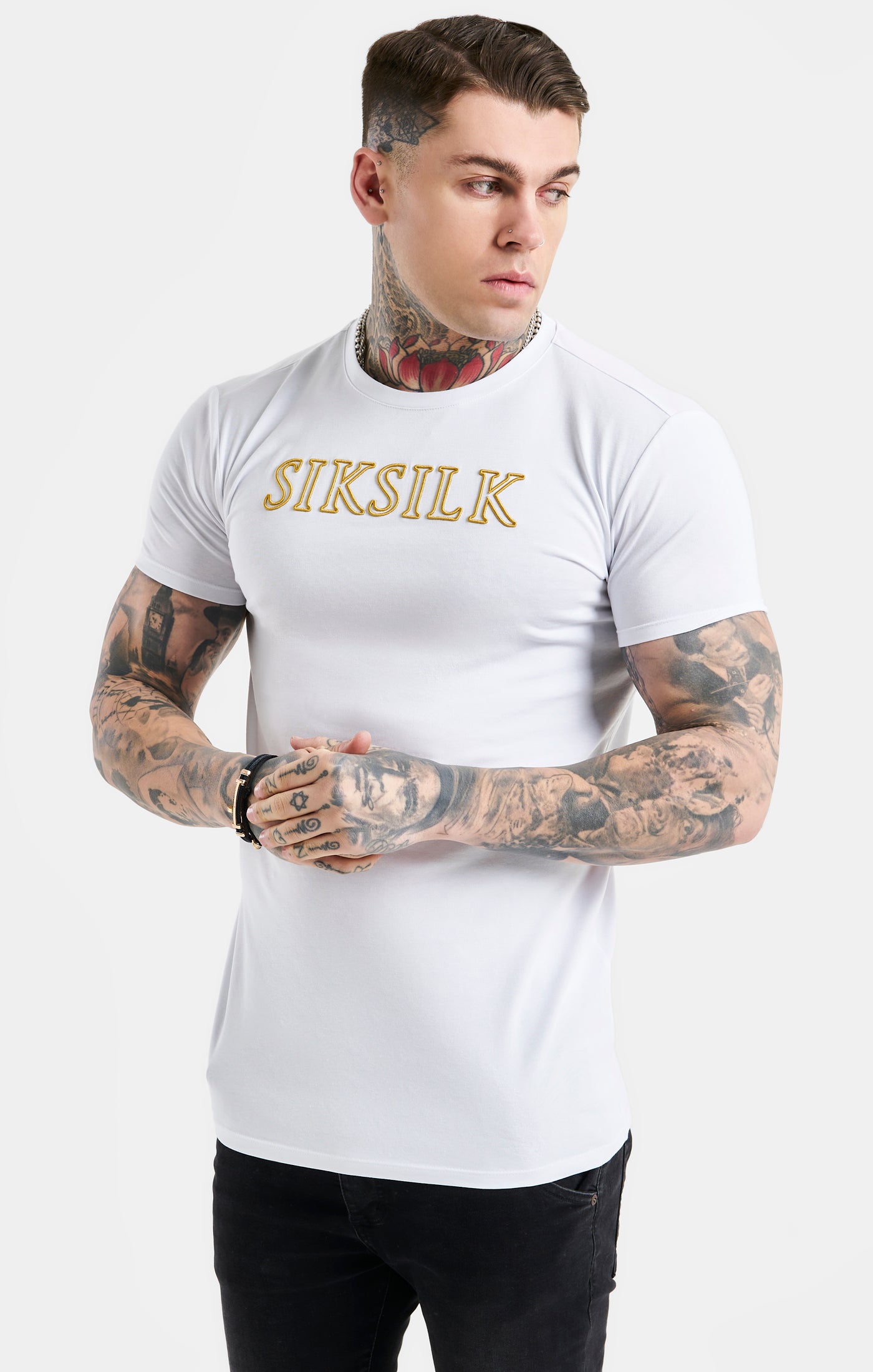 SikSilk T-Shirt mit Logo – Weiß &amp; Gold