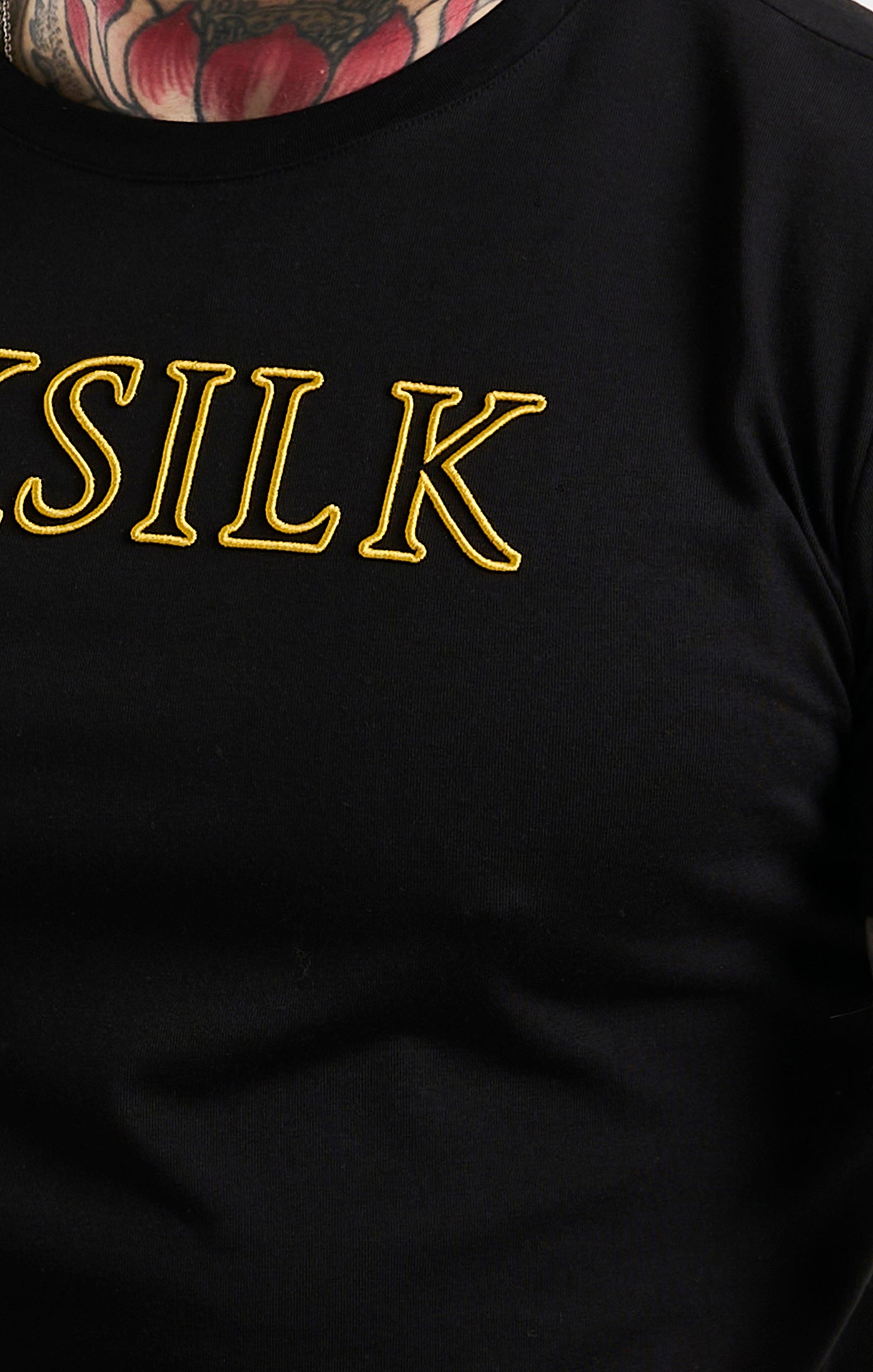SikSilk T-Shirt mit Logo – Schwarz &amp; Gold (1)