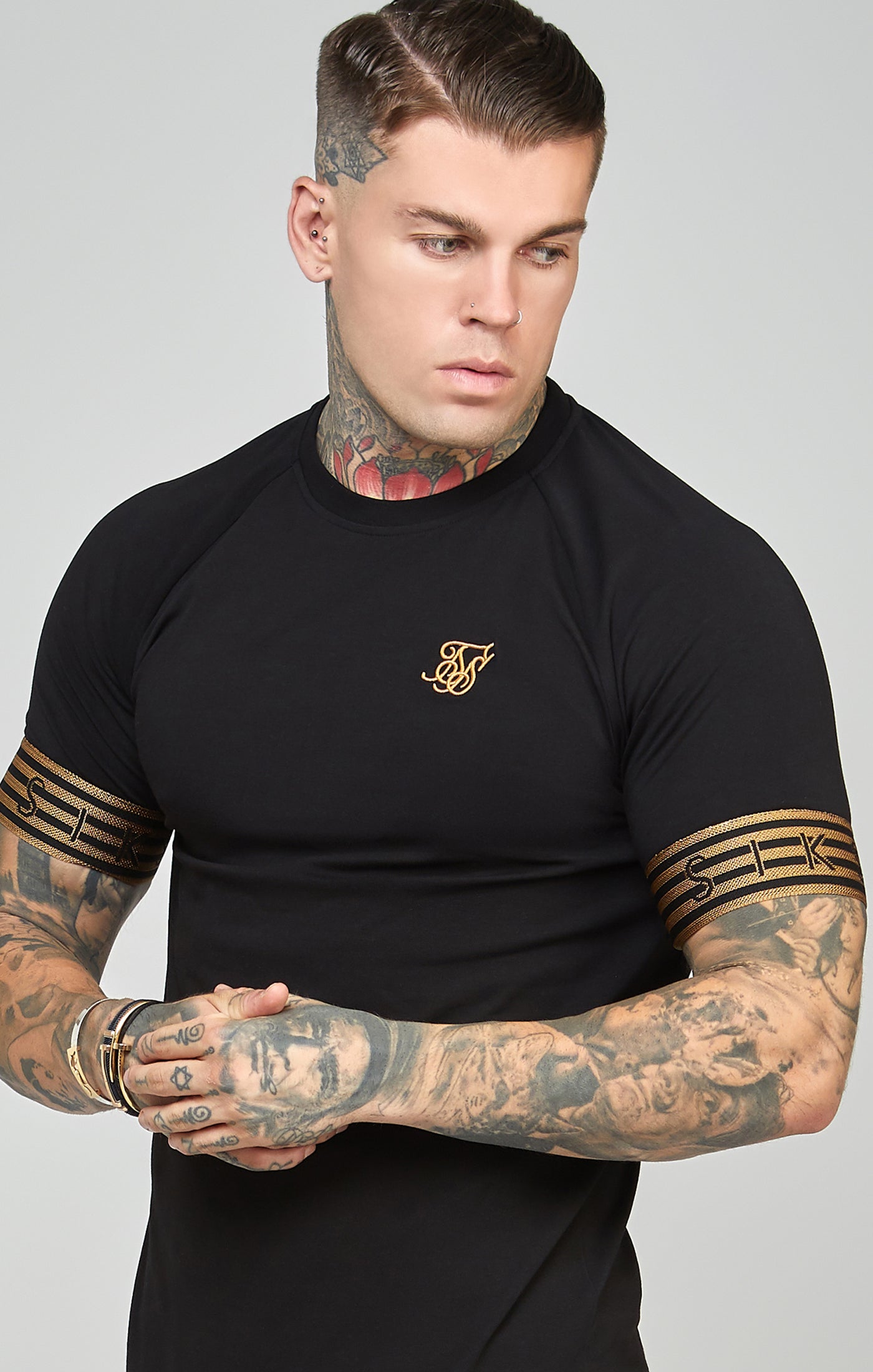Schwarz-goldenes Strick-T-Shirt mit elastischen Bündchen