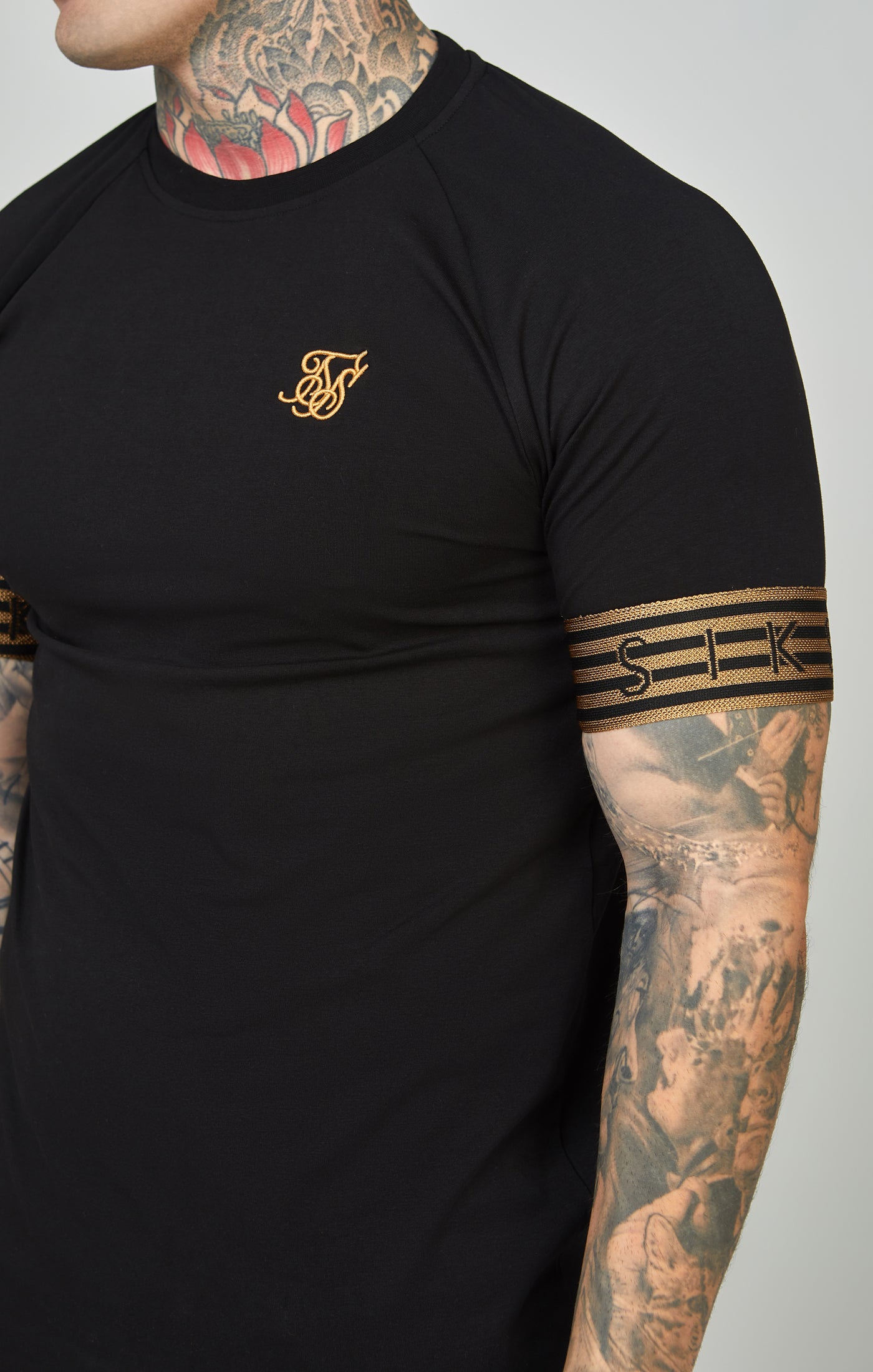 Schwarz-goldenes Strick-T-Shirt mit elastischen Bündchen (1)