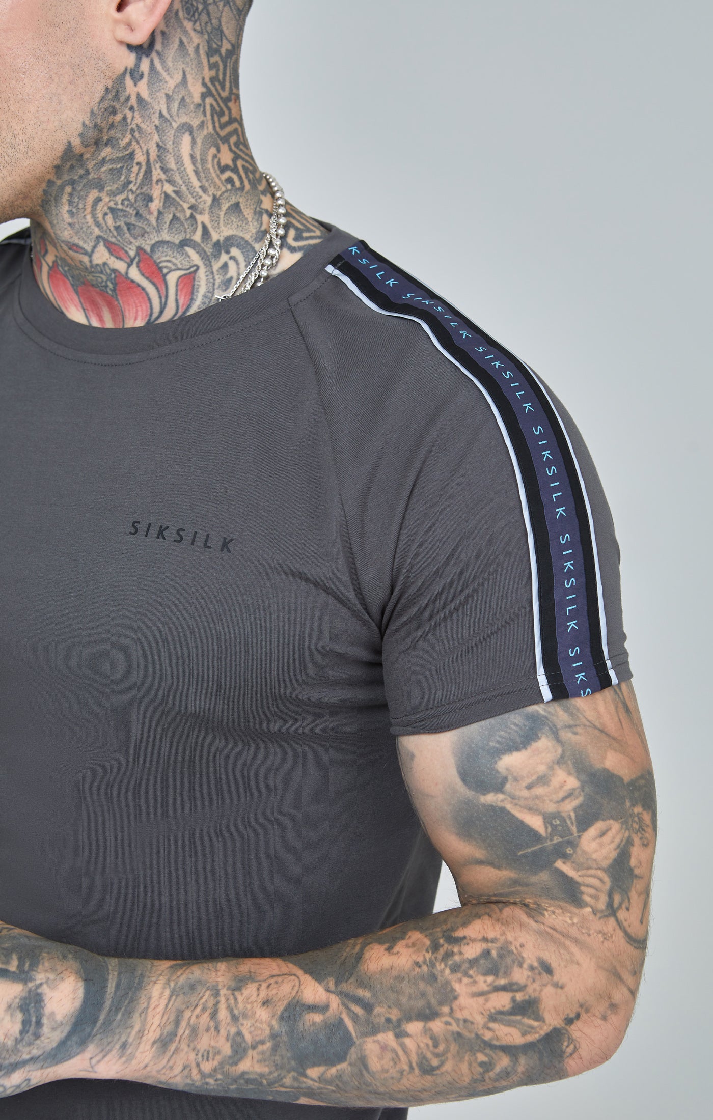 Dunkelgraues Raglan-T-Shirt in Muscle Fit-Passform mit Band (2)
