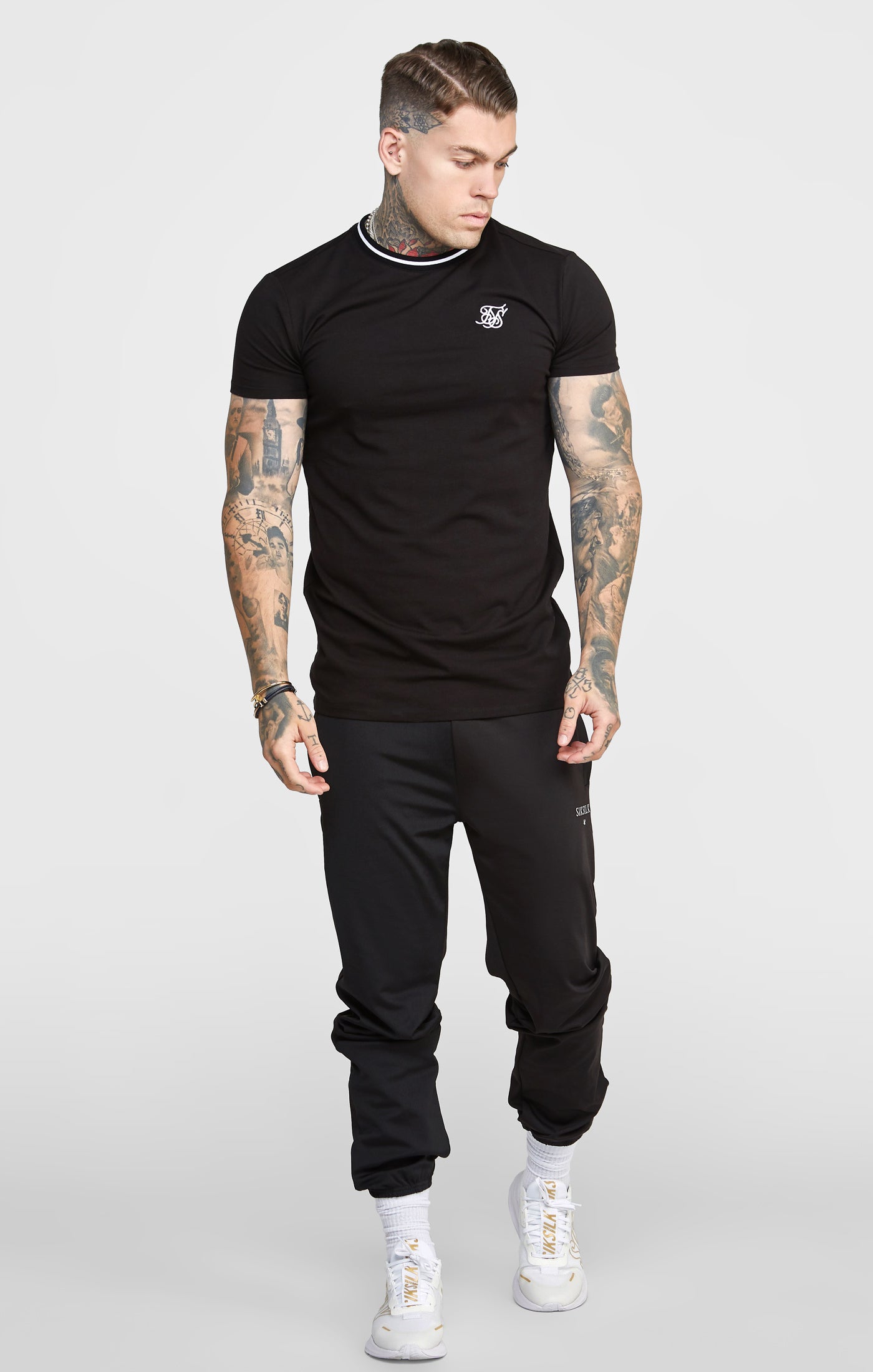 Schwarzes T Shirt im Gym Fit mit Garngefärbtem Ripp (2)