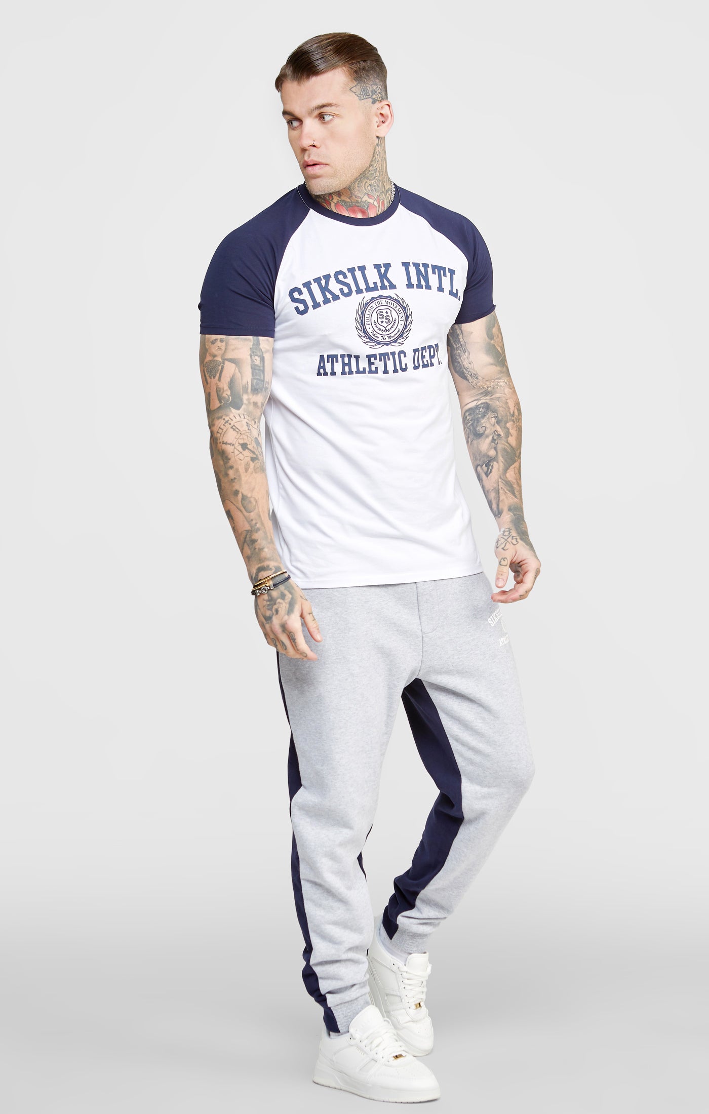 Weißes Raglan- Grafik T-Shirt in Muscle Fit-Passform mit Band (3)