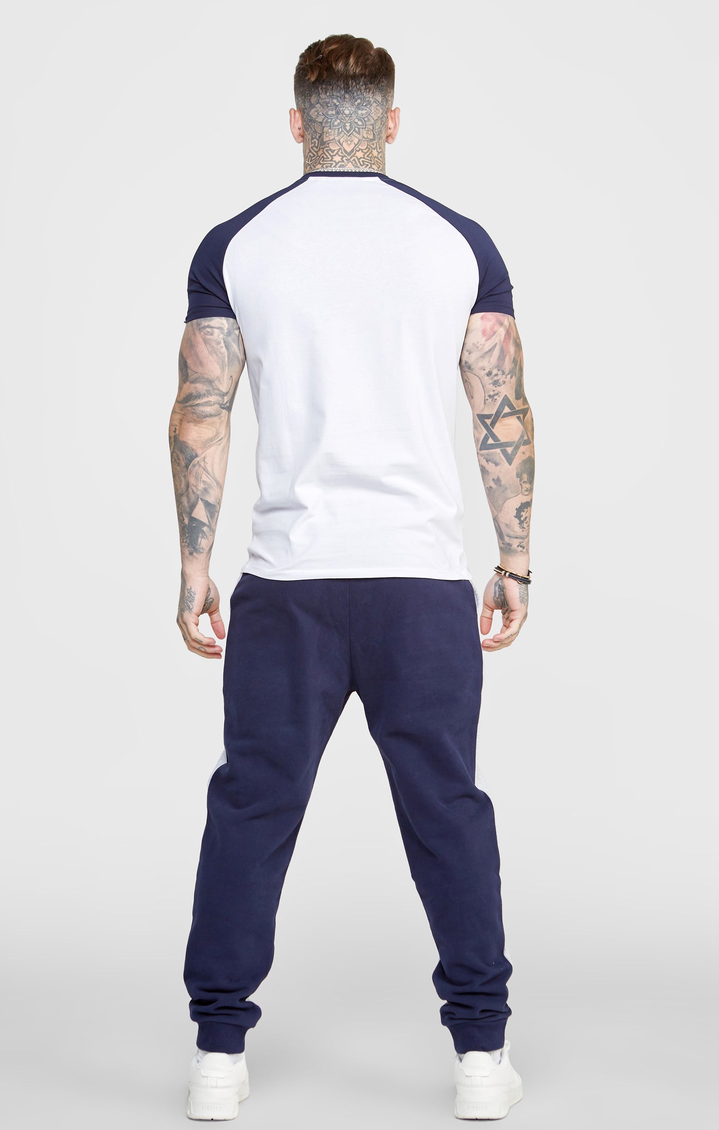Weißes Raglan- Grafik T-Shirt in Muscle Fit-Passform mit Band (4)