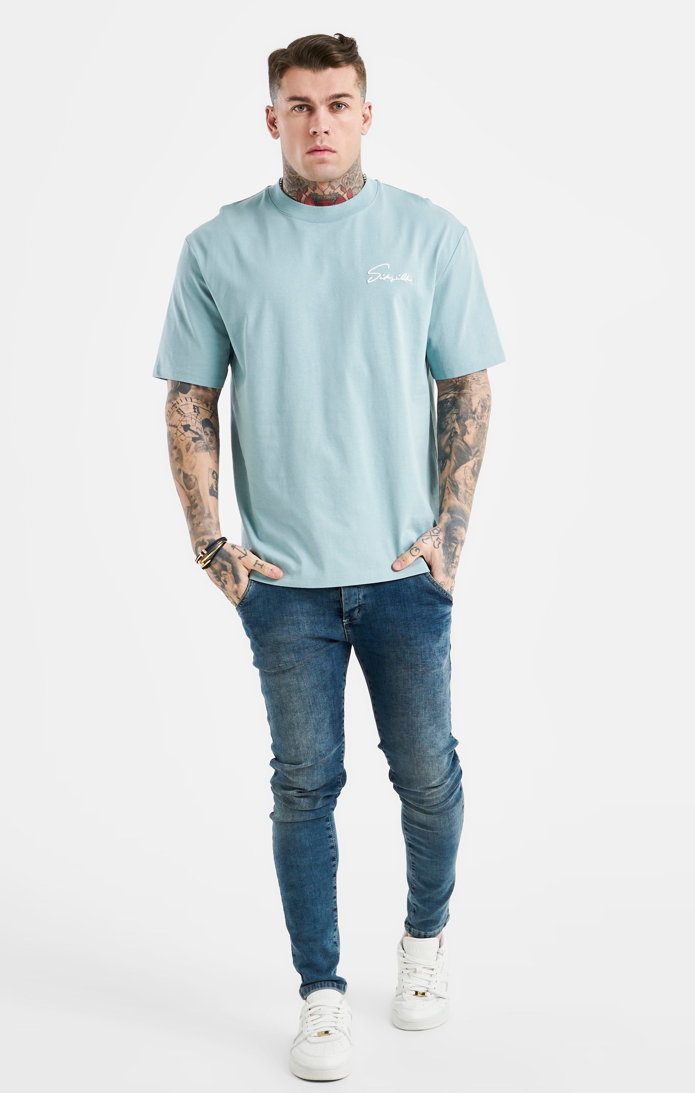 Übergroßes T Shirt mit Blauer Schriftstickerei (3)