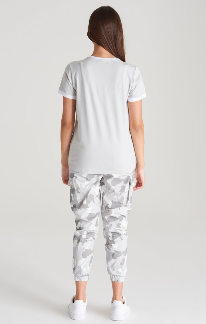 SikSilk T-Shirt mit geripptem Streifen im Kontrast am Ausschnitt und an den Ärmeln - Grau (5)