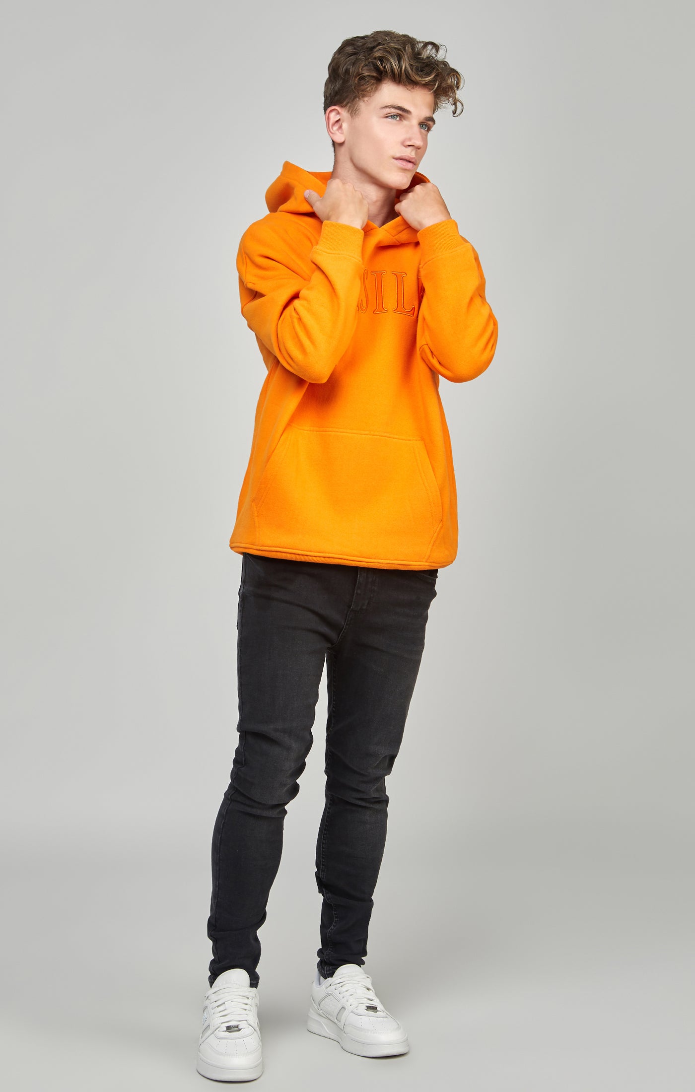 Orangefarbener Kapuzenpullover mit Applikation in entspannter Passform für Jungen (3)