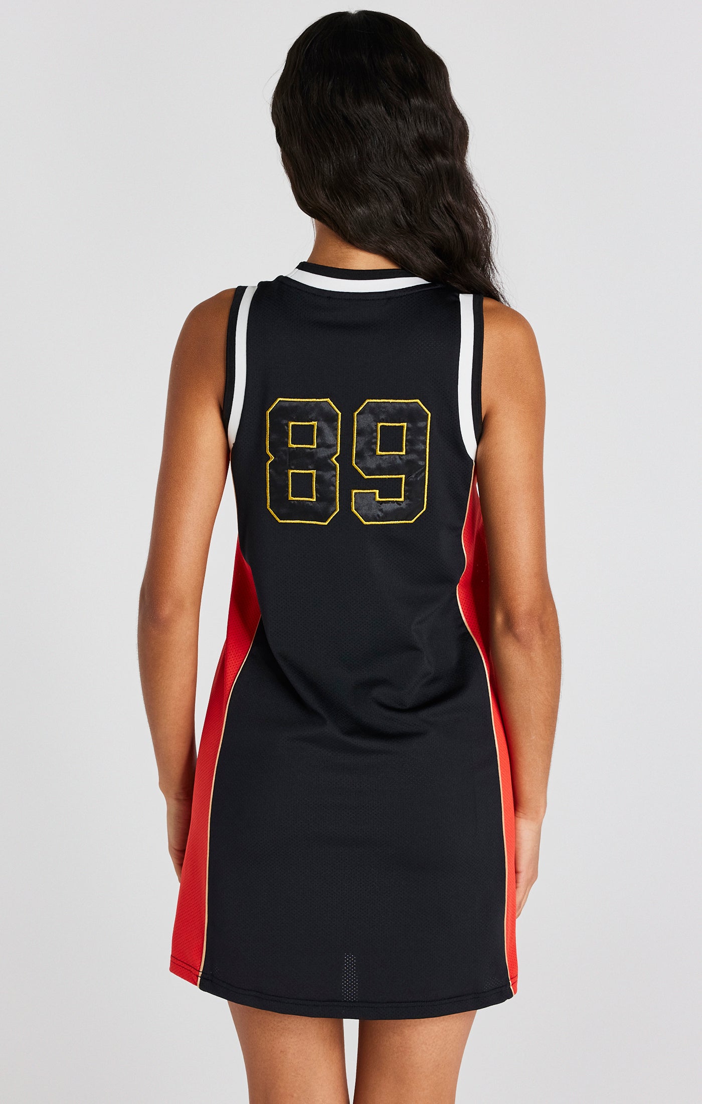 Schwarzes Basketball-Kleid mit Einsätzen (7)
