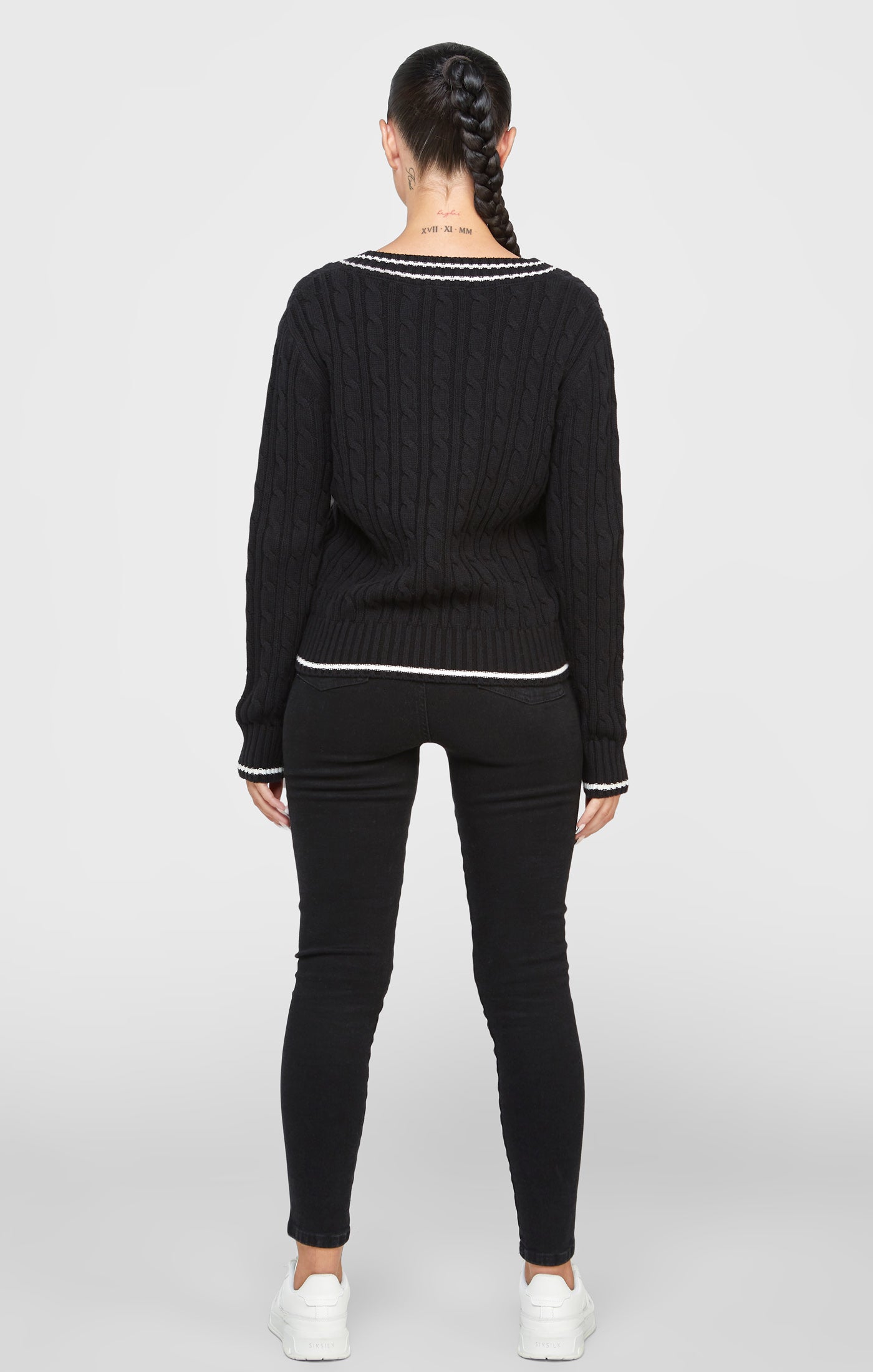 Schwarzer Uni Pullover mit Zopfmuster (4)