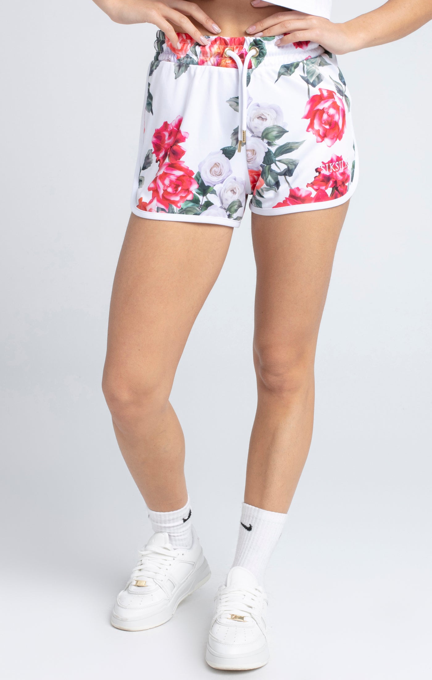 Ecrufarbene Shorts mit Blumenmotiv