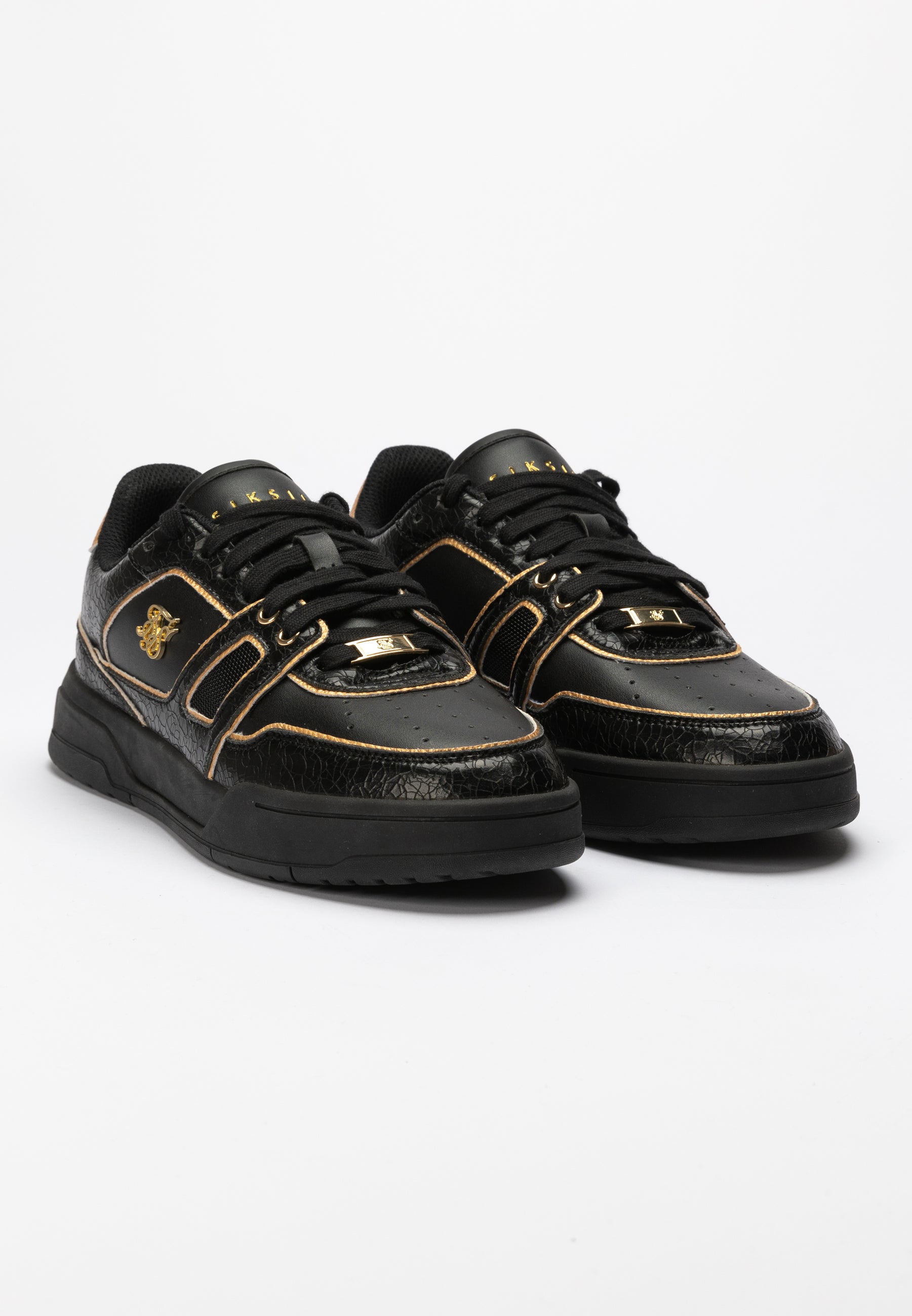 Low Top Court Sneaker mit Schwarzen und Goldenen Zierstreifen (3)